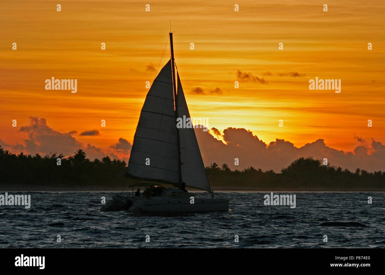 Catamarano bij zonsondergang, catamarano in sunset Foto Stock