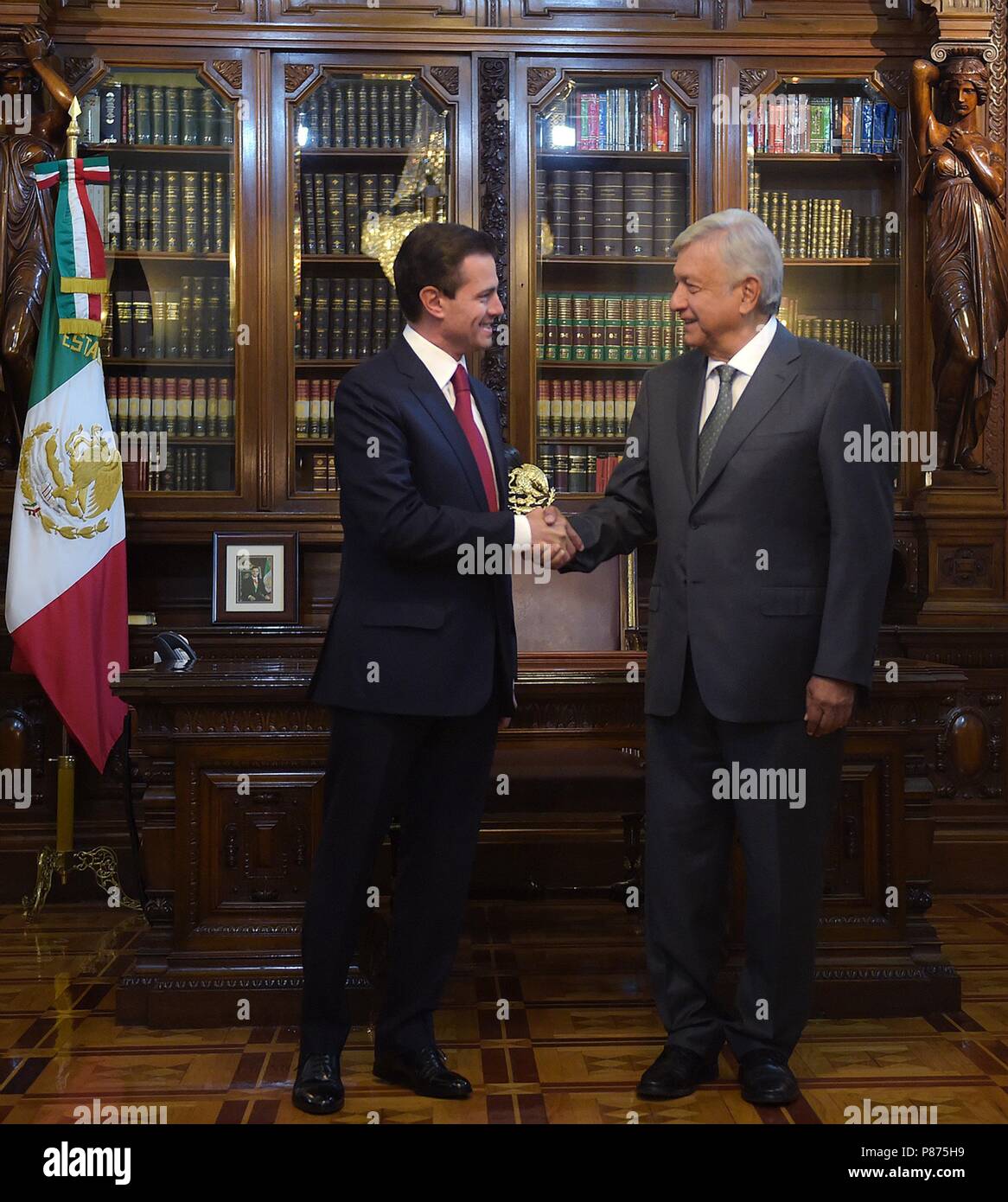 Il Presidente messicano Enrique Peña Nieto, a sinistra si incontra con il presidente messicano-elect Andrés Manuel Lopez Obrador presso il Palazzo Nazionale il 3 luglio 2018 a Città del Messico. Obrador e la sua sinistra partito AMLO, sconfitto partito al potere PRI in una schiacciante vittoria. (Presidenza messicana via Planetpix) Foto Stock