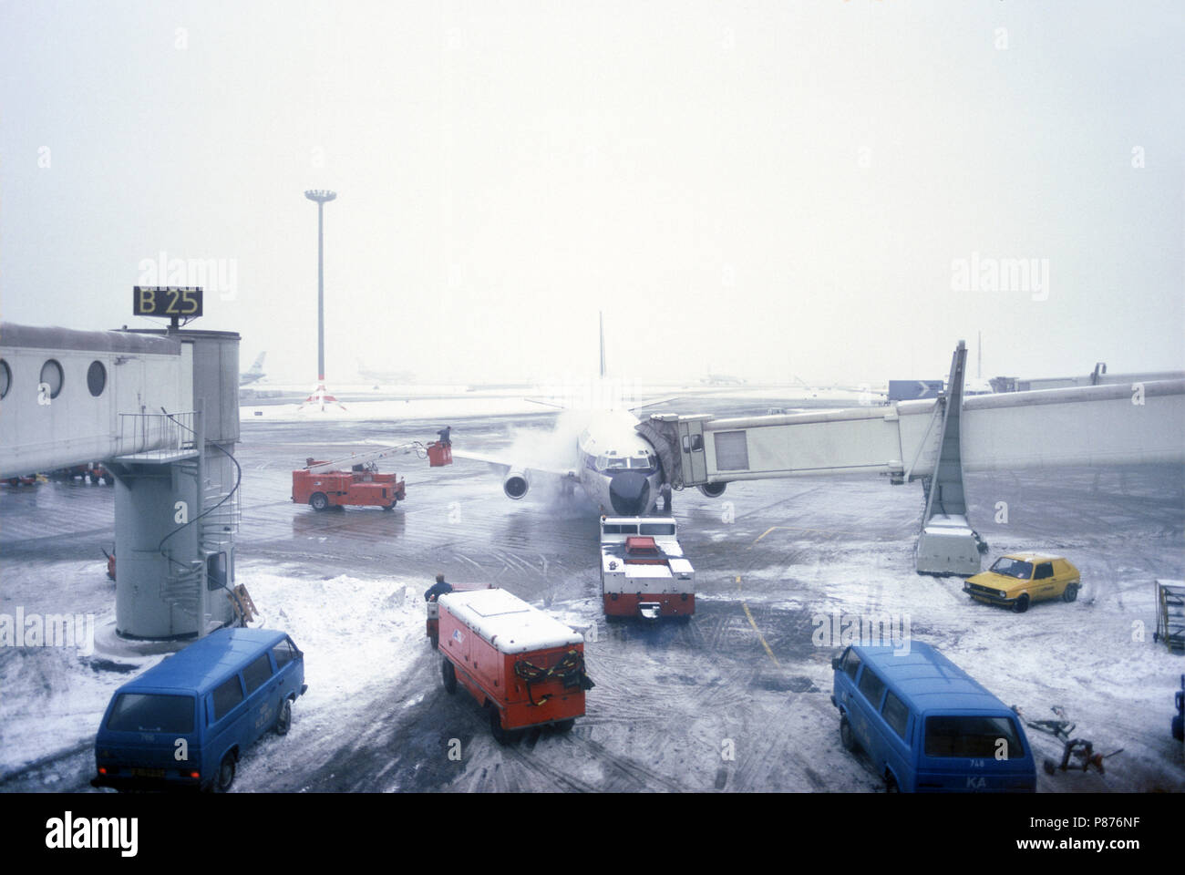 1987 Pulizia storico SNOW OFF aereo commerciale Aeroporto SCHIPHOL PAESI BASSI Foto Stock