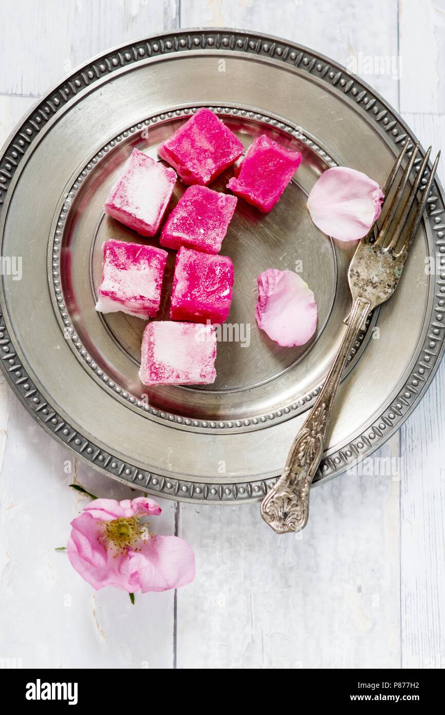 Tradizionale bulgaro lokum di rose e fiori di rose su un piatto d'argento Foto Stock