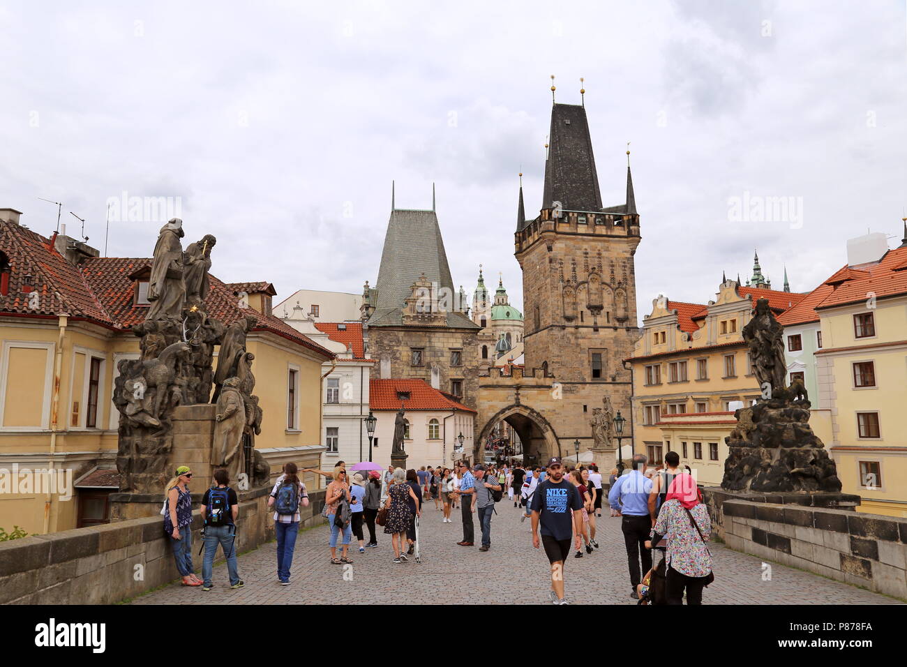 Il Ponte Carlo e il Quartiere Piccolo Bridge Tower, Praga Cechia (Repubblica Ceca), Europa Foto Stock
