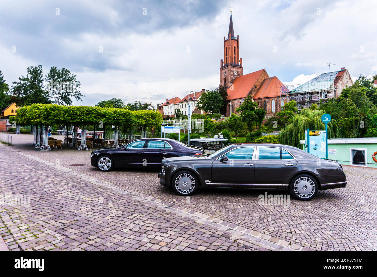 Berlino - Agosto 17, 2014: Bentley Mulsanne al test drive evento per i giornalisti del settore automobilistico. Bentley Mulsanne è alimentato da 6,75 litri V8 twin-turbo, che produce 512 hp di potenza. Foto Stock