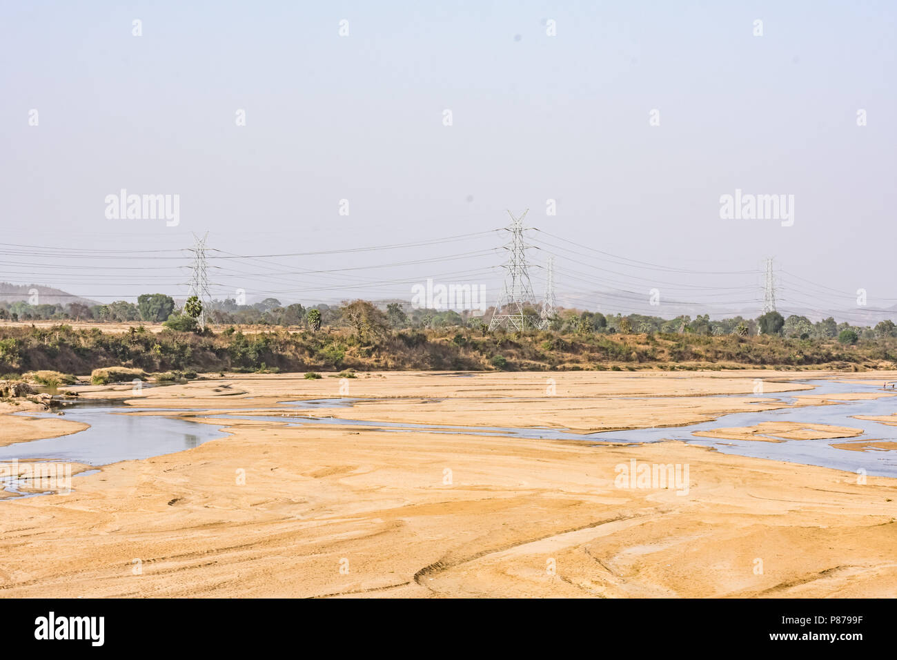 Acqua trasparente e chiudere la vista della sabbia di fiume cercando awesome nella stagione estiva. Foto Stock