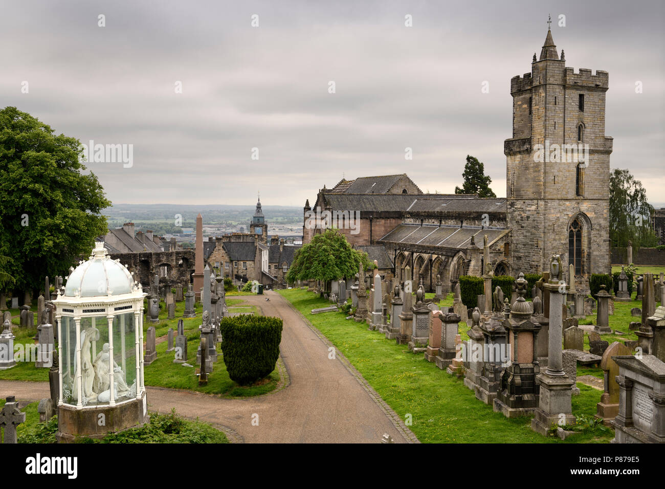 Chiesa di Santo rude con il campanile e il cimitero reale con gli storici lapidi e monumenti commemorativi sulla Collina del Castello al di sopra di Stirling Scozia Scotland Regno Unito Foto Stock