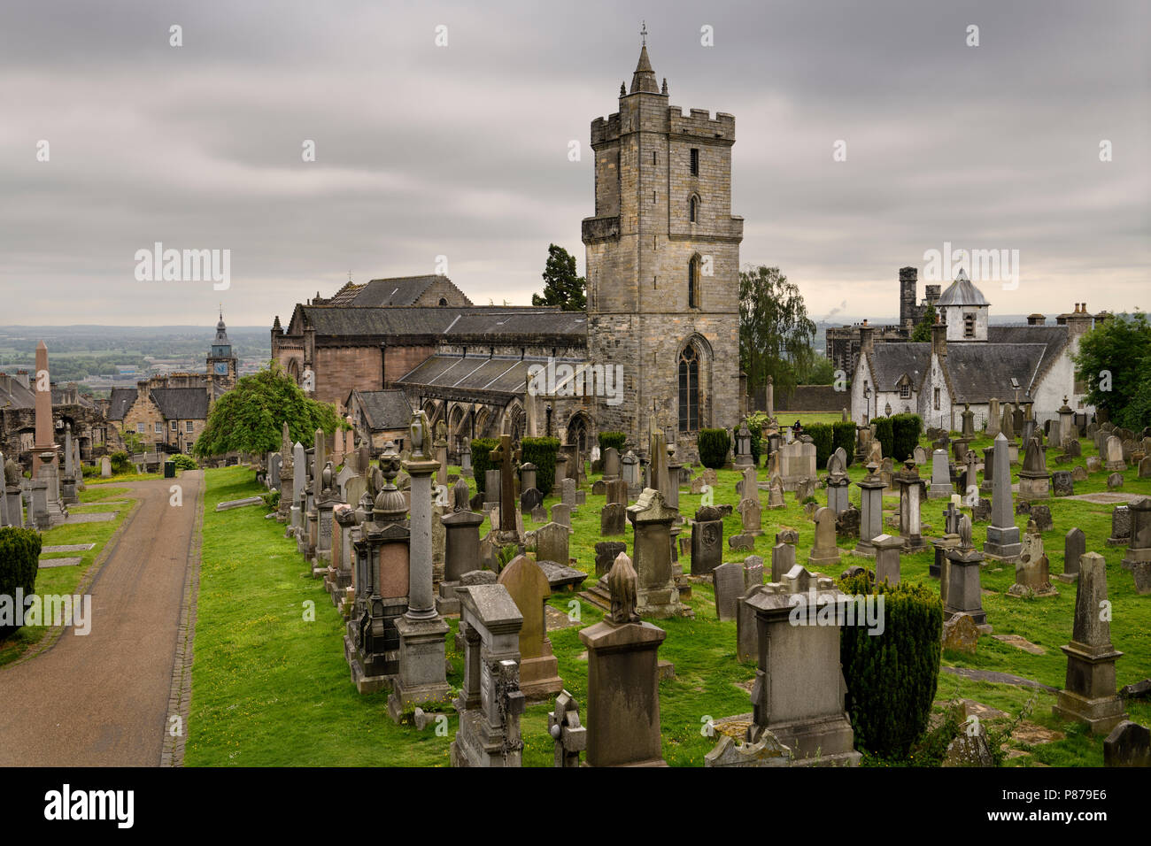 Chiesa di Santo scortesi o Santa Croce con il campanile e il Royal cimitero con lapidi storico sulla Collina del Castello al di sopra di Stirling Scozia Scotland Regno Unito Foto Stock