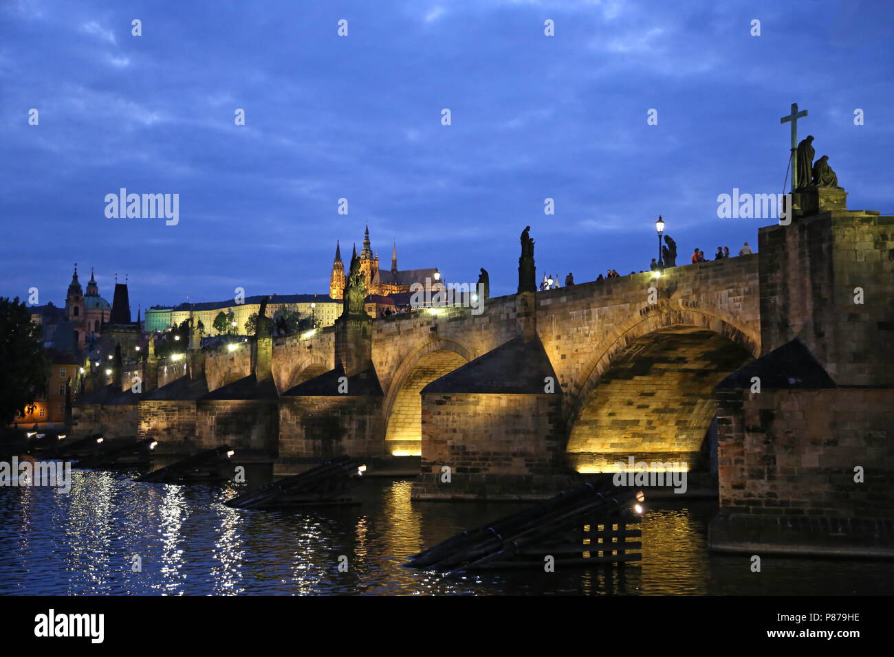 Il Ponte Carlo e la Cattedrale di San Vito di notte, Praga Cechia (Repubblica Ceca), Europa Foto Stock