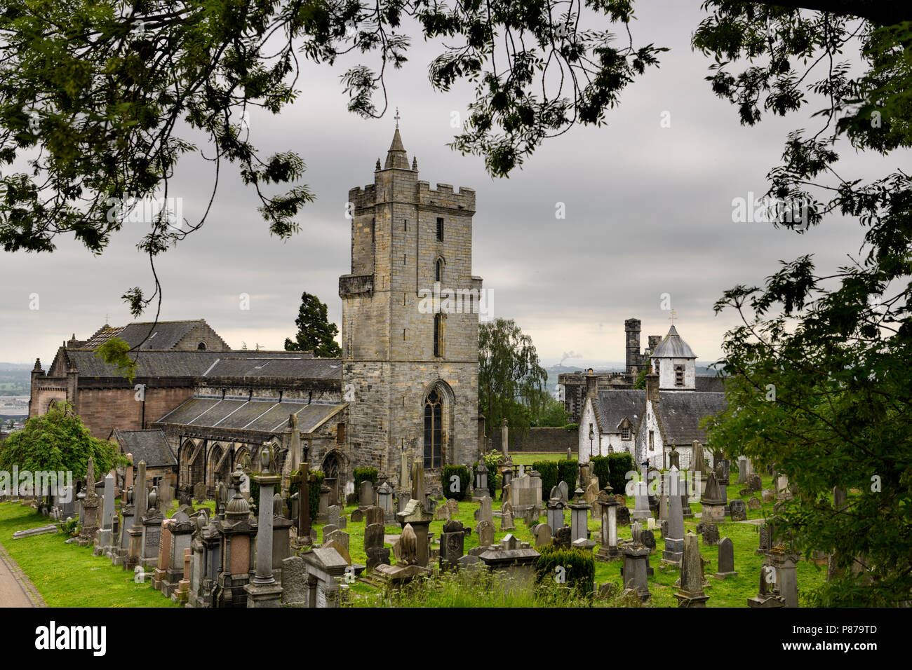 Chiesa di Santo rude con torre campanaria e Royal cimitero con lapidi storico Cowane's Hospital e Town Jail in Stirling Scozia Scotland Regno Unito Foto Stock
