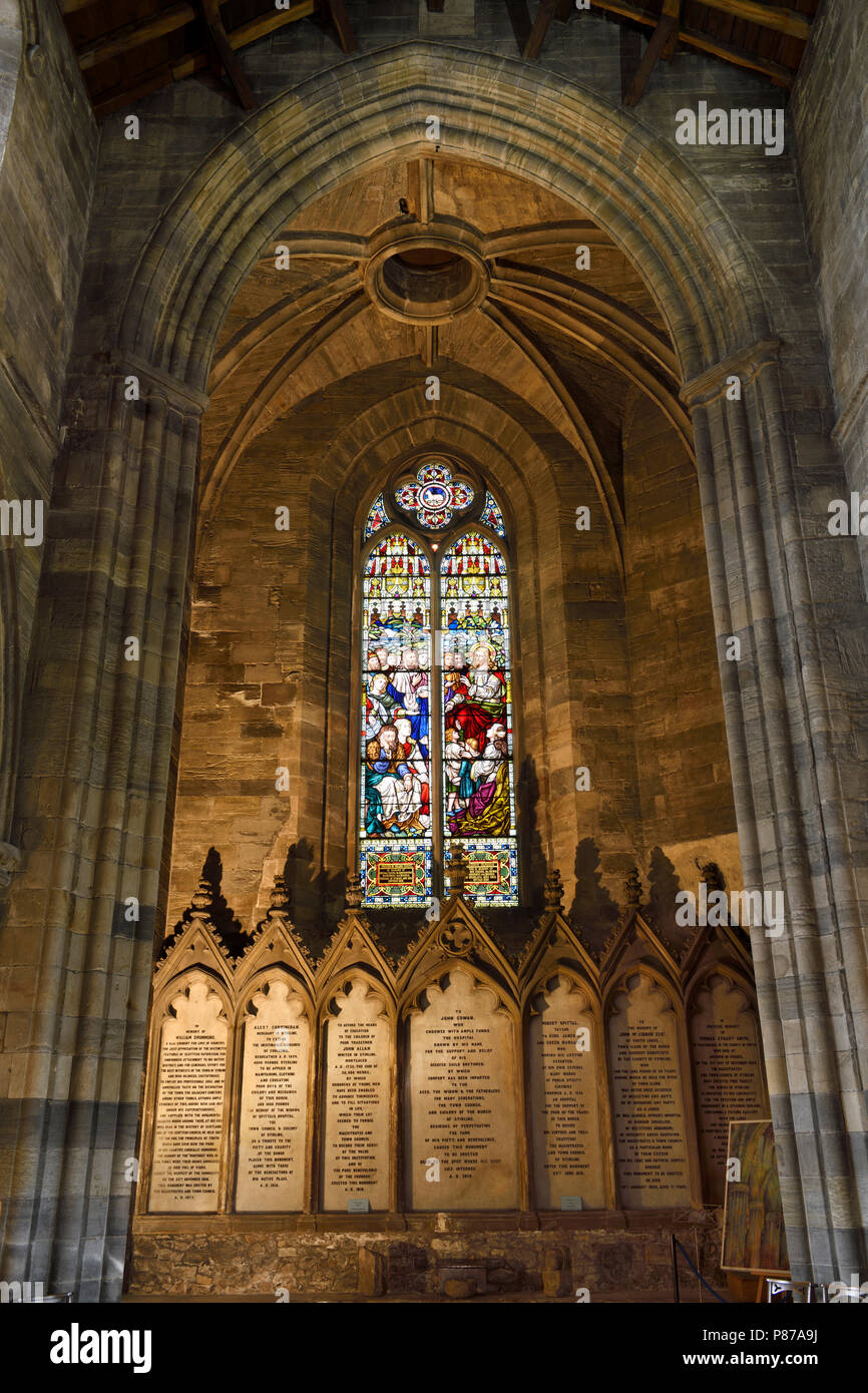 Finestra di vetro colorato di Gesù Cristo di insegnamento al retro della chiesa medievale di Santa rude con memoriali di benefattori Stirling Scozia Scotland Foto Stock