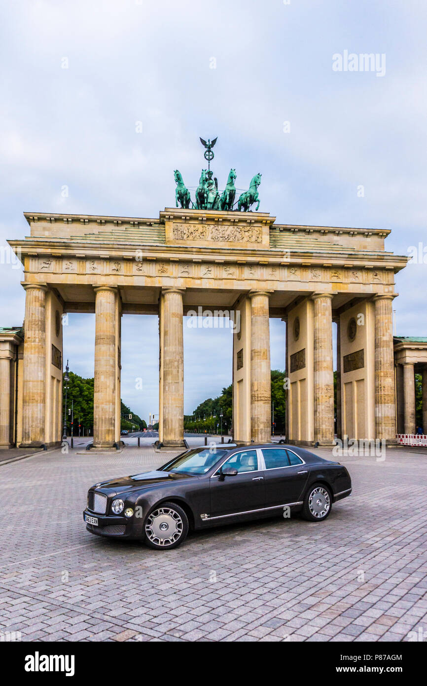 Berlino - Agosto 17, 2014: Bentley Mulsanne al test drive evento per i giornalisti del settore automobilistico. Bentley Mulsanne è alimentato da 6,75 litri V8 twin-turbo, che produce 512 hp di potenza. Foto Stock