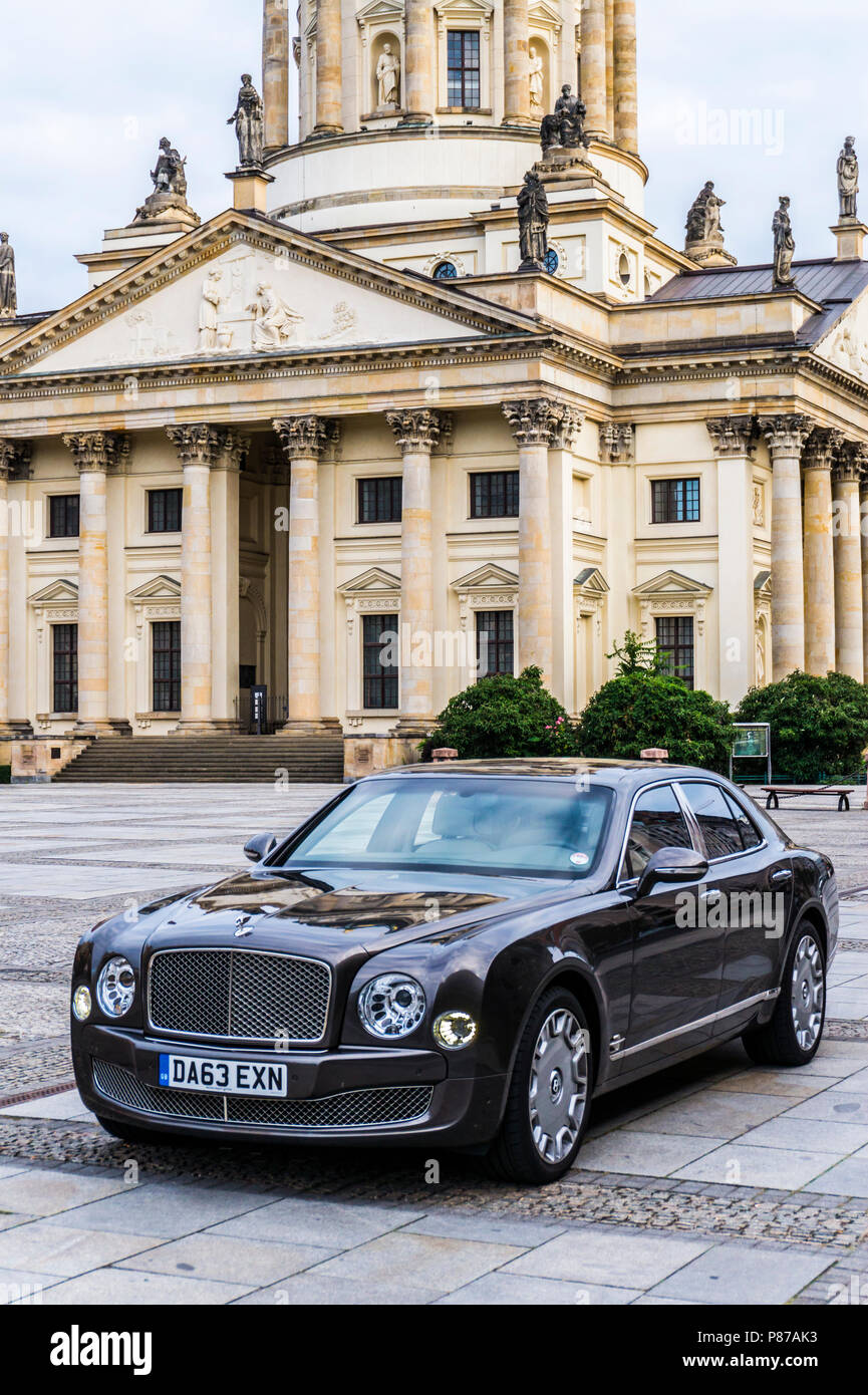 Berlino - Agosto 17, 2014: Bentley Mulsanne al test drive evento per i giornalisti del settore automobilistico. Bentley Mulsanne è alimentato da 6,75 litri V8 twin-turbo, che produce 512 hp di potenza. Foto Stock