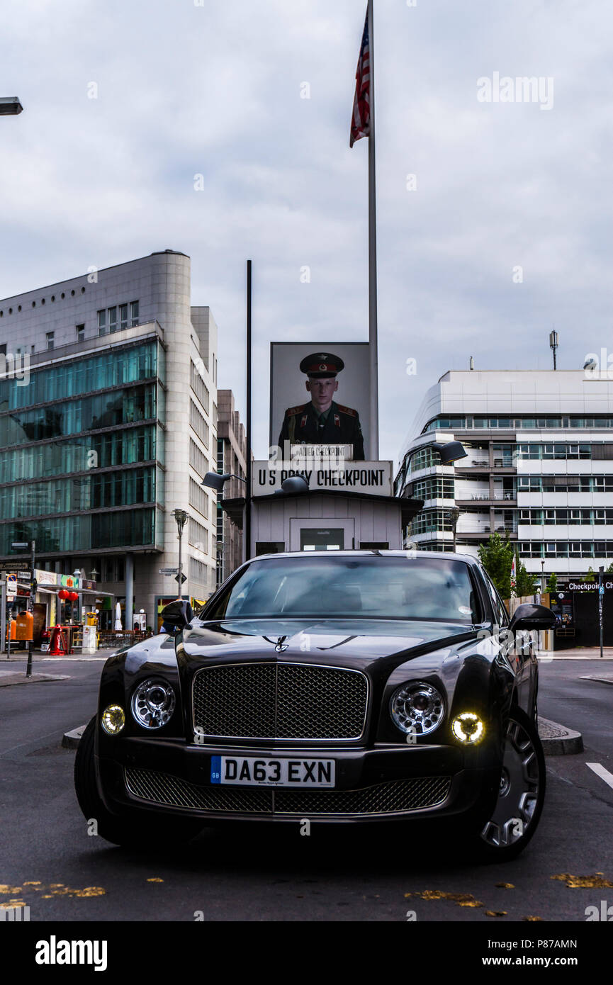 Berlino - Agosto 17, 2014: Bentley Mulsanne al test drive evento per i giornalisti del settore automobilistico. Bentley Mulsanne è alimentato da 6,75 litri V8 twin-turbo, che produce 512 hp di potenza. Foto Stock