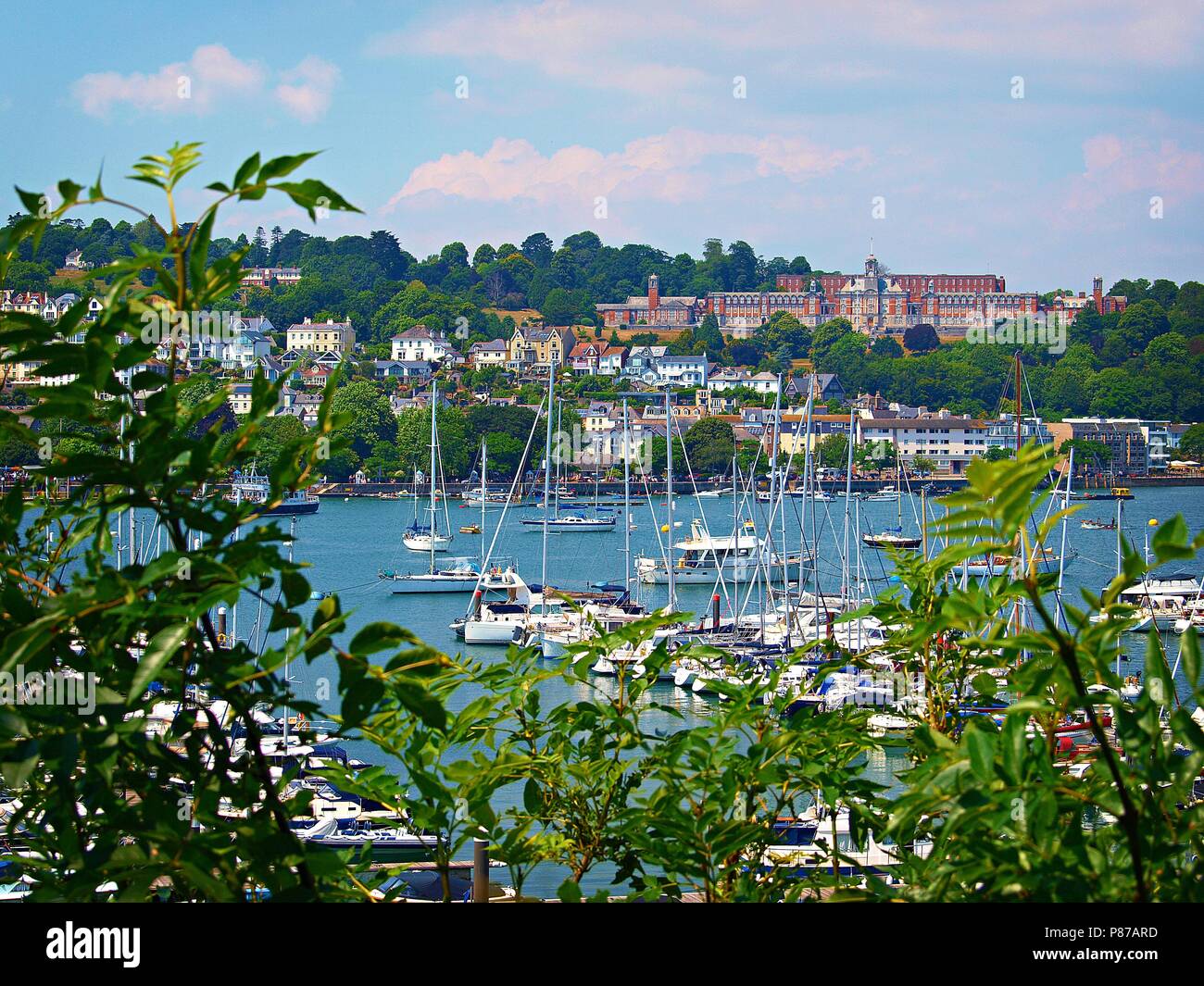 Vista astratta di un bianco luminoso faro Brixham alla fine di Brixham frangiflutti in una giornata di sole. Foto Stock