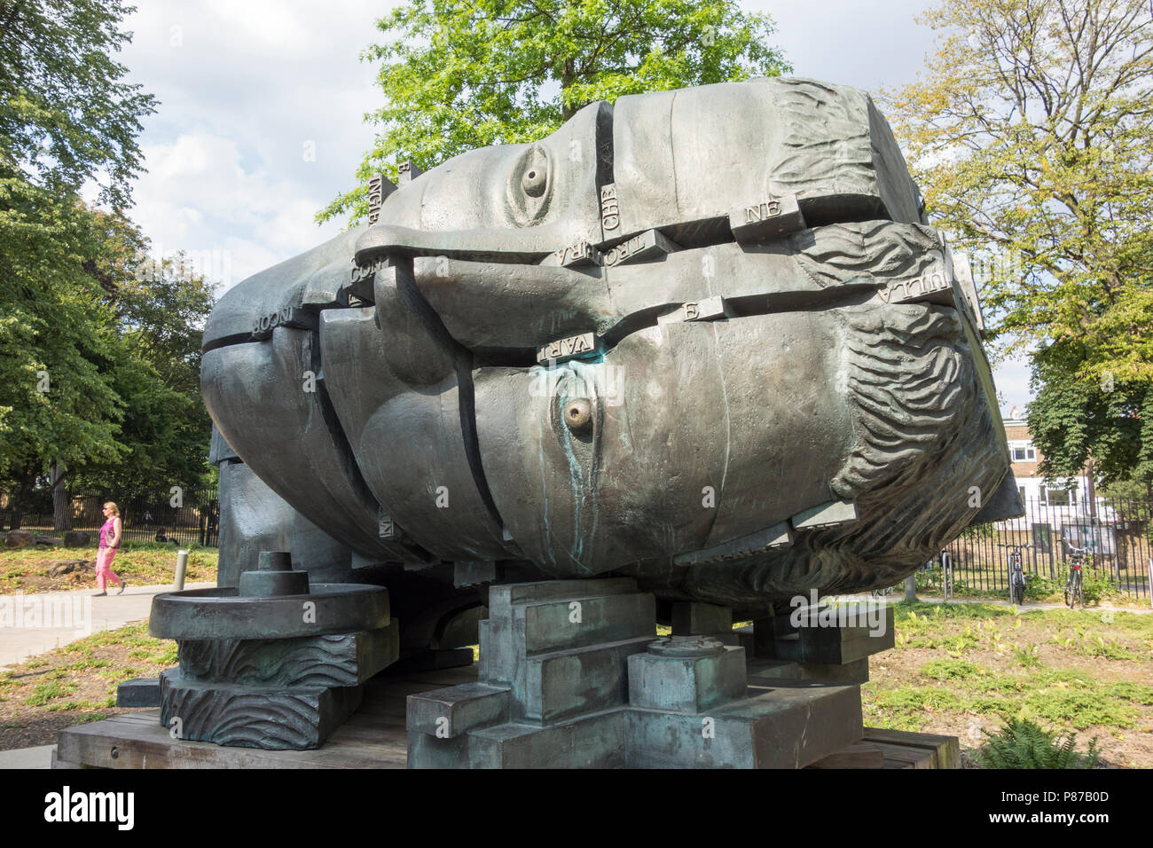 Eduardo Paolozzi Capo dell invenzione scultura in bronzo al di fuori del Design Museum di Kensington High StreetLondon, REGNO UNITO Foto Stock