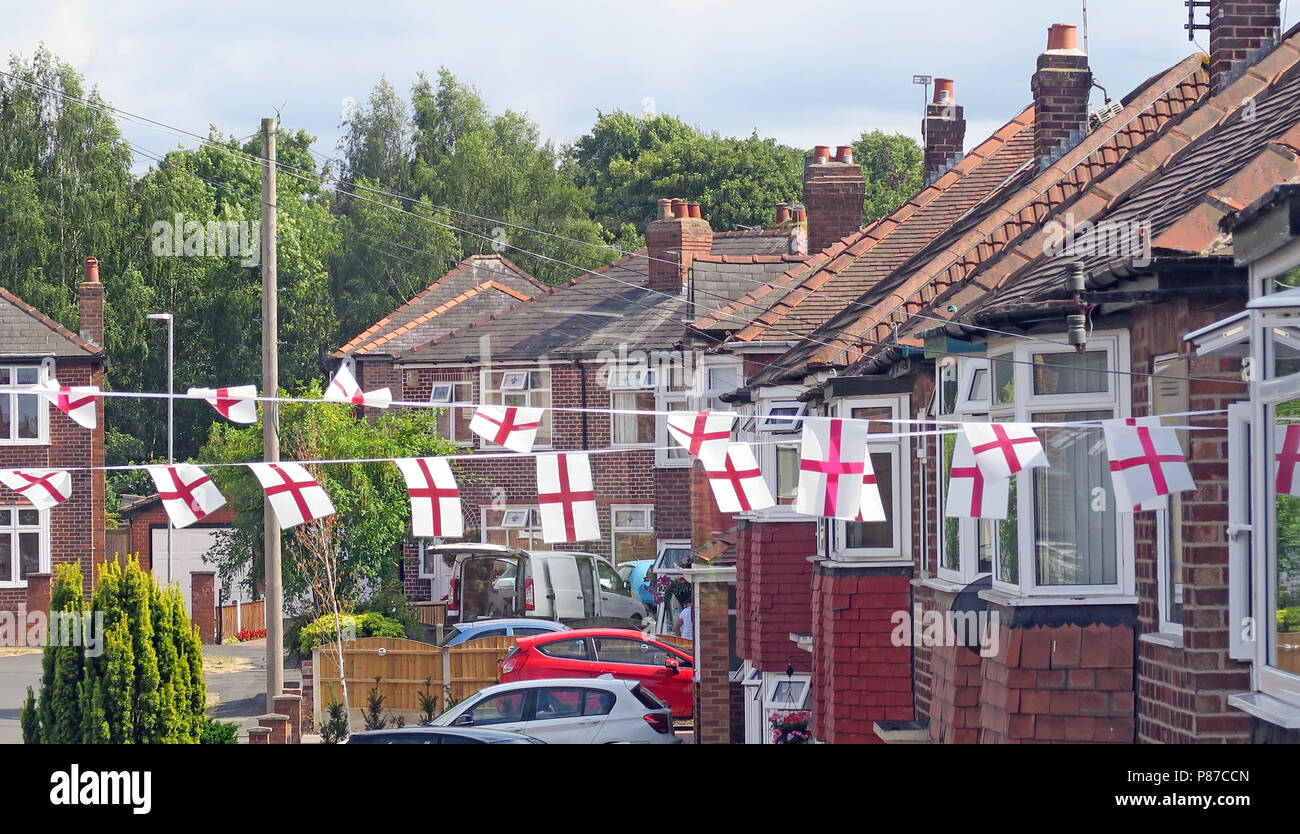 St George cross ed sulle bandiere bianche, battenti in una strada residenziale Grappenhall, Warrington, Cheshire, North West England, Regno Unito Foto Stock