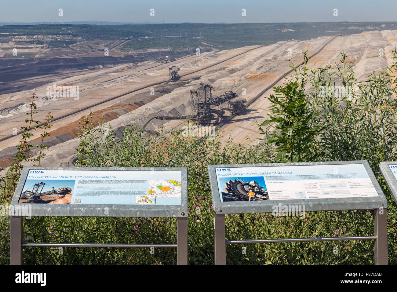 Viewpoint con pannelli informativi nei pressi di Hambach miniera di lignite in Germania Foto Stock