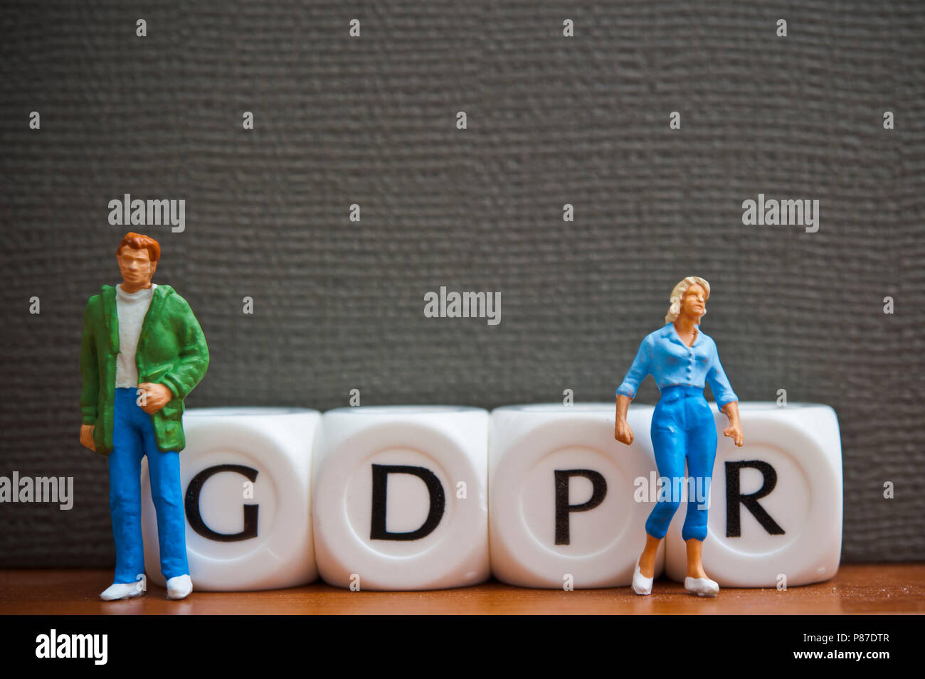Statuine in miniatura e dice l'ortografia della parola PILR - Dati generali Regolamento di protezione Foto Stock