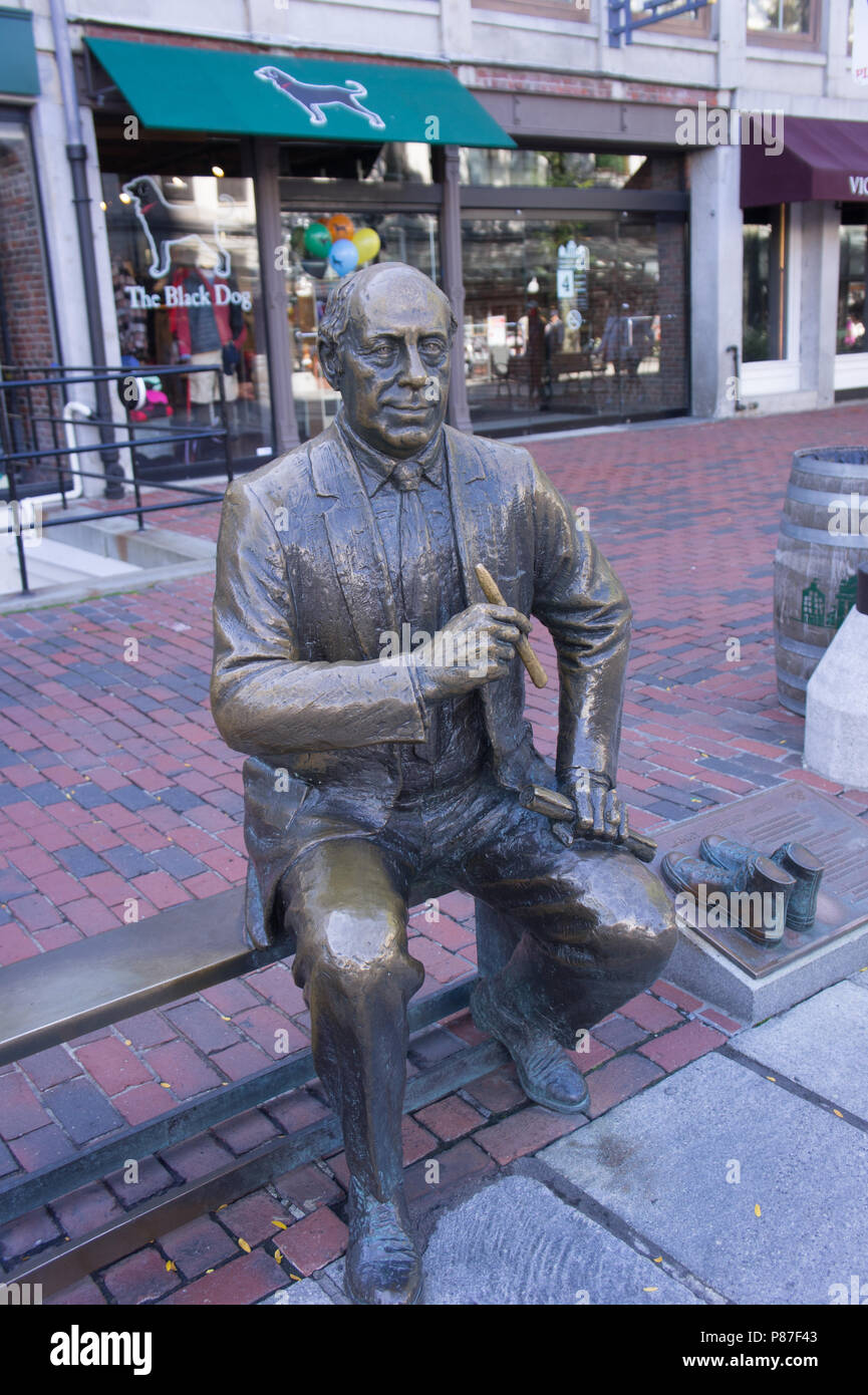 4 Ottobre 2017 - Statua di Arnold 'red' Auerbach, situato a Quincy Market. Head Coach e poi presidente del Boston Celtics Foto Stock