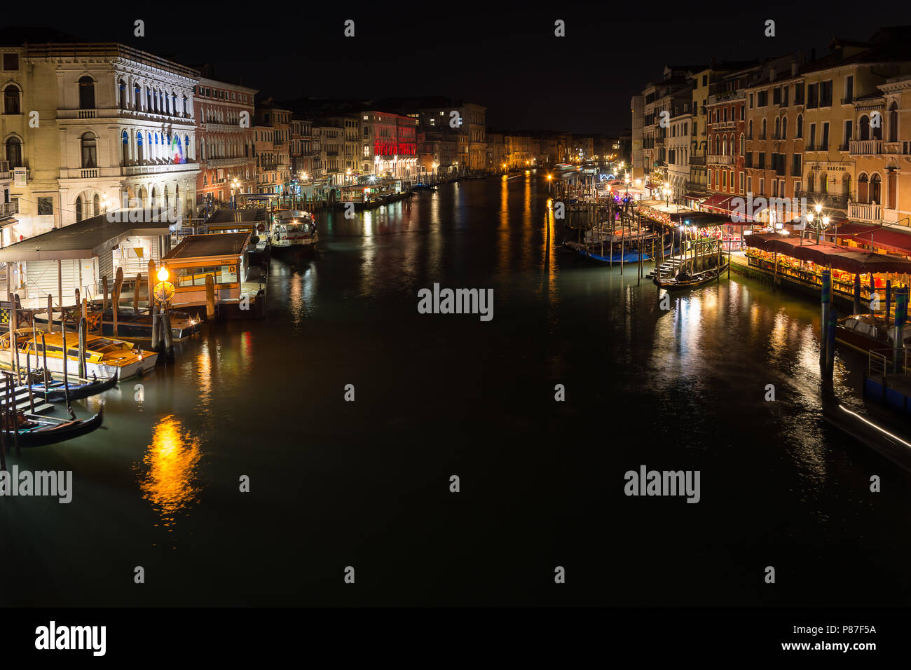Il Grand Canal (Italiano: il Canal Grande) è un canale di Venezia, Italia. Esso costituisce uno dei principali di acqua il traffico a Corrido Foto Stock