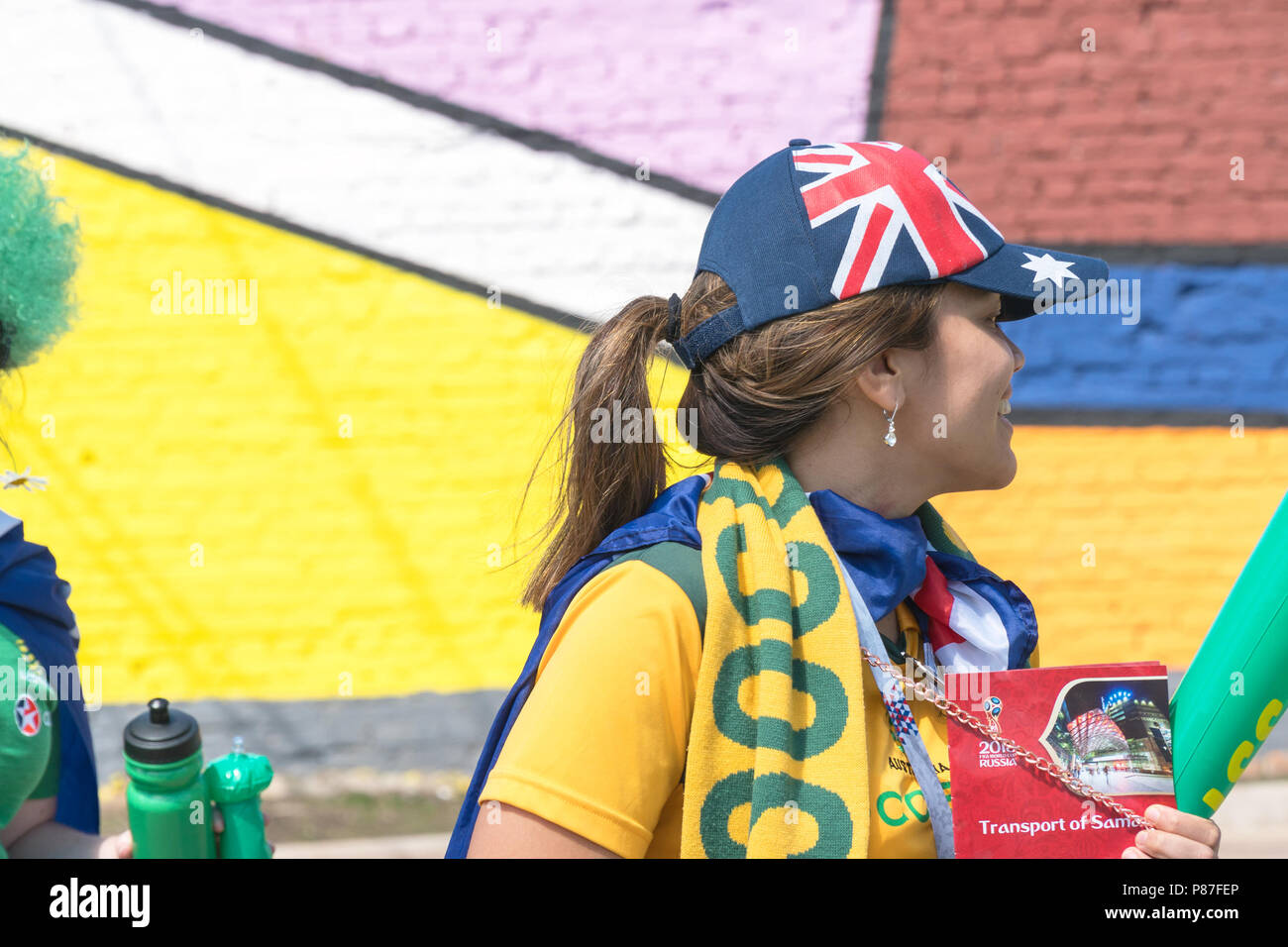 SAMARA, Russia - 21 giugno 2018: Ragazze Australian Football Fans sulle strade di Samara durante la Coppa del Mondo di calcio 2018 Foto Stock