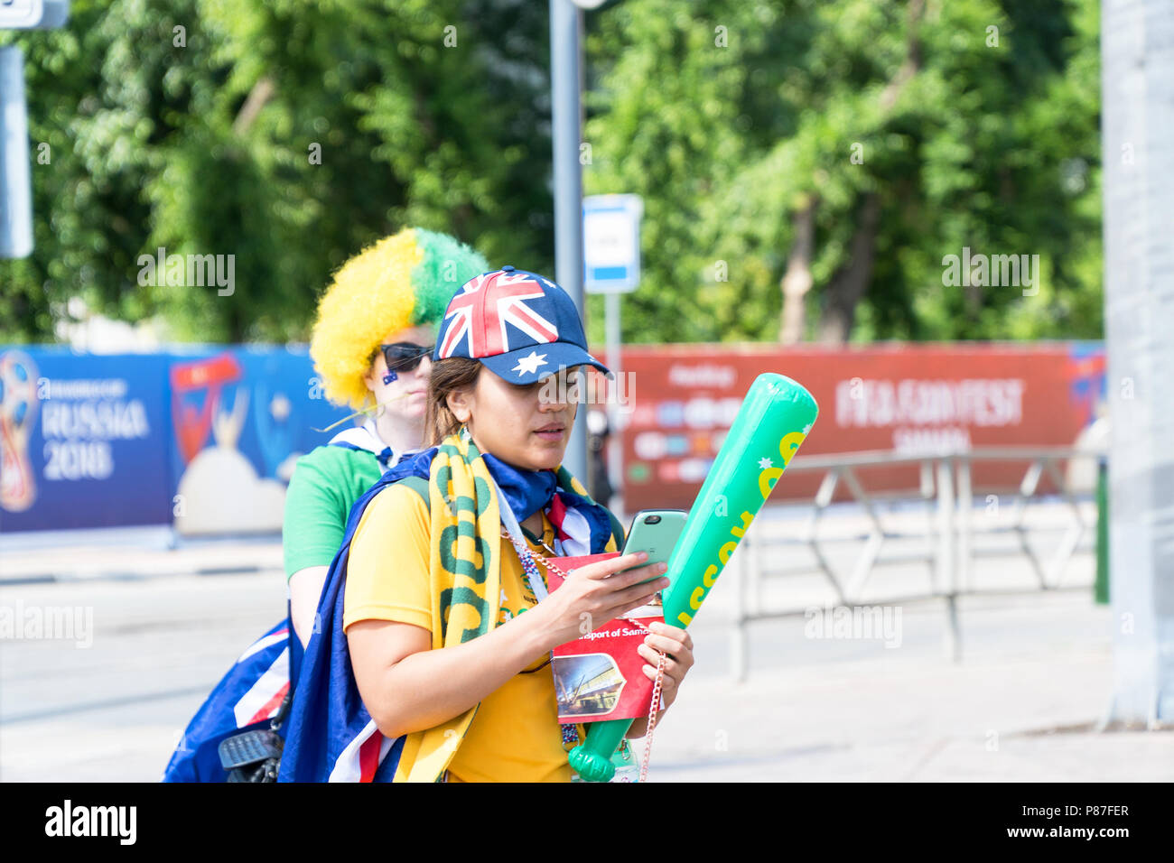 SAMARA, Russia - 21 giugno 2018: Ragazze Australian Football Fans sulle strade di Samara durante la Coppa del Mondo di calcio 2018 Foto Stock