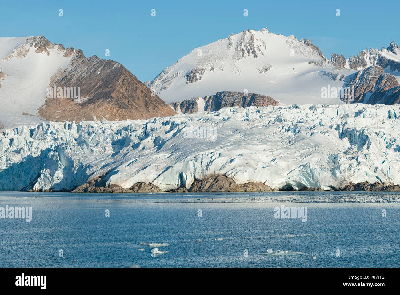 Smeerenburgfjord con ghiacciaio Smeerenburgbreen, Svalbard, Norvegia. Foto Stock