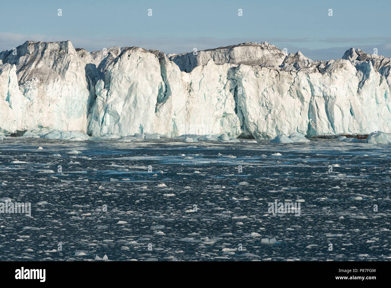 Il ghiaccio di deriva copre l'oceano vicino al cappuccio di ghiaccio artico Austfonna, Nordaustlandet, Arcipelago di Svalbard, Norvegia Foto Stock