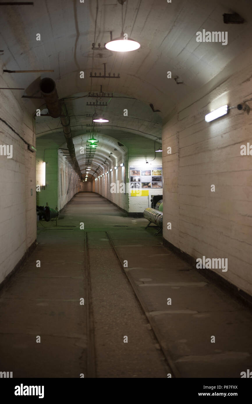 Tunnel in un bunker di calcestruzzo Foto Stock