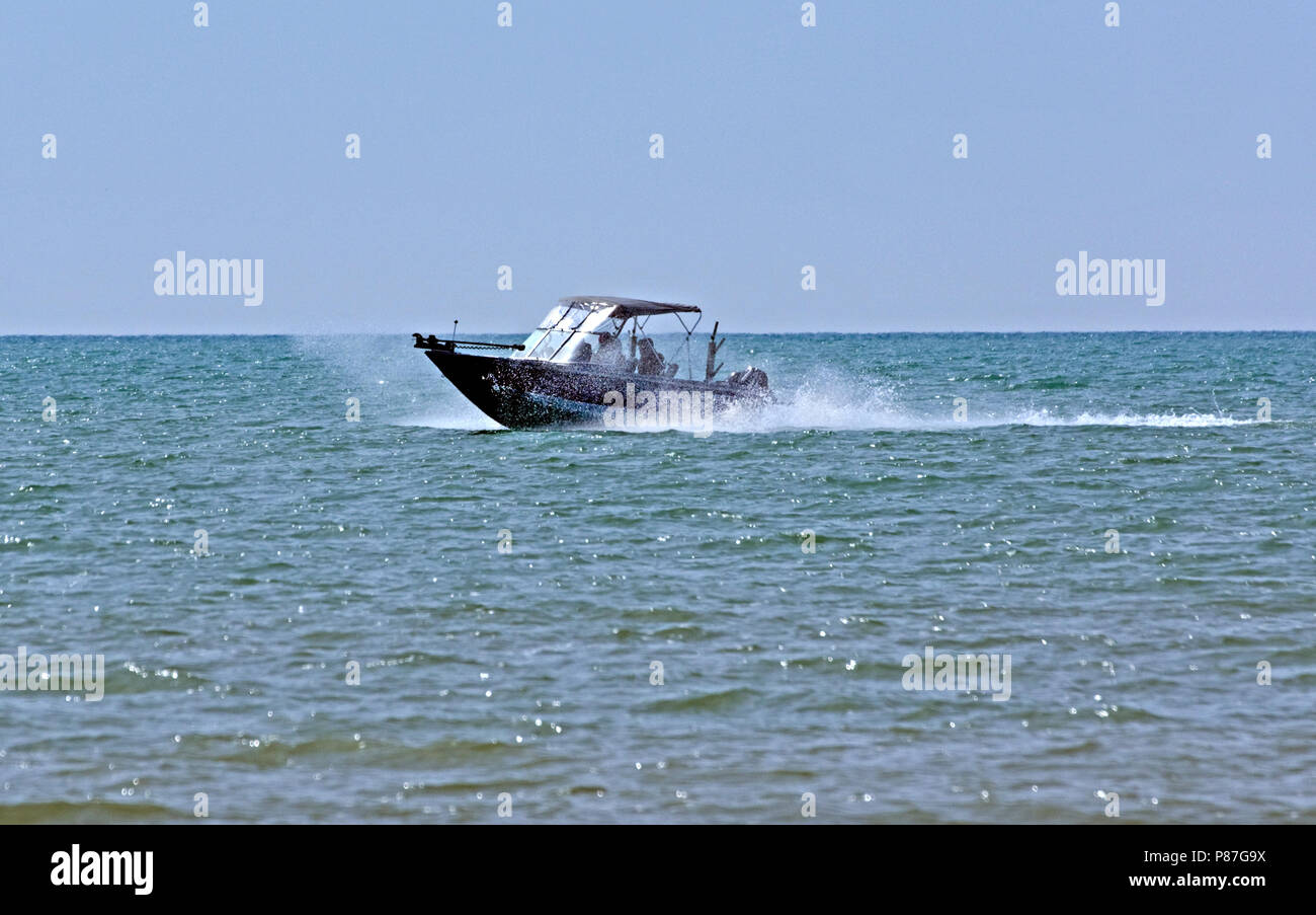 Crestliner Super Hawk pesca sportiva e Ski boat viaggiare ad alta velocità sul lago Michigan Foto Stock