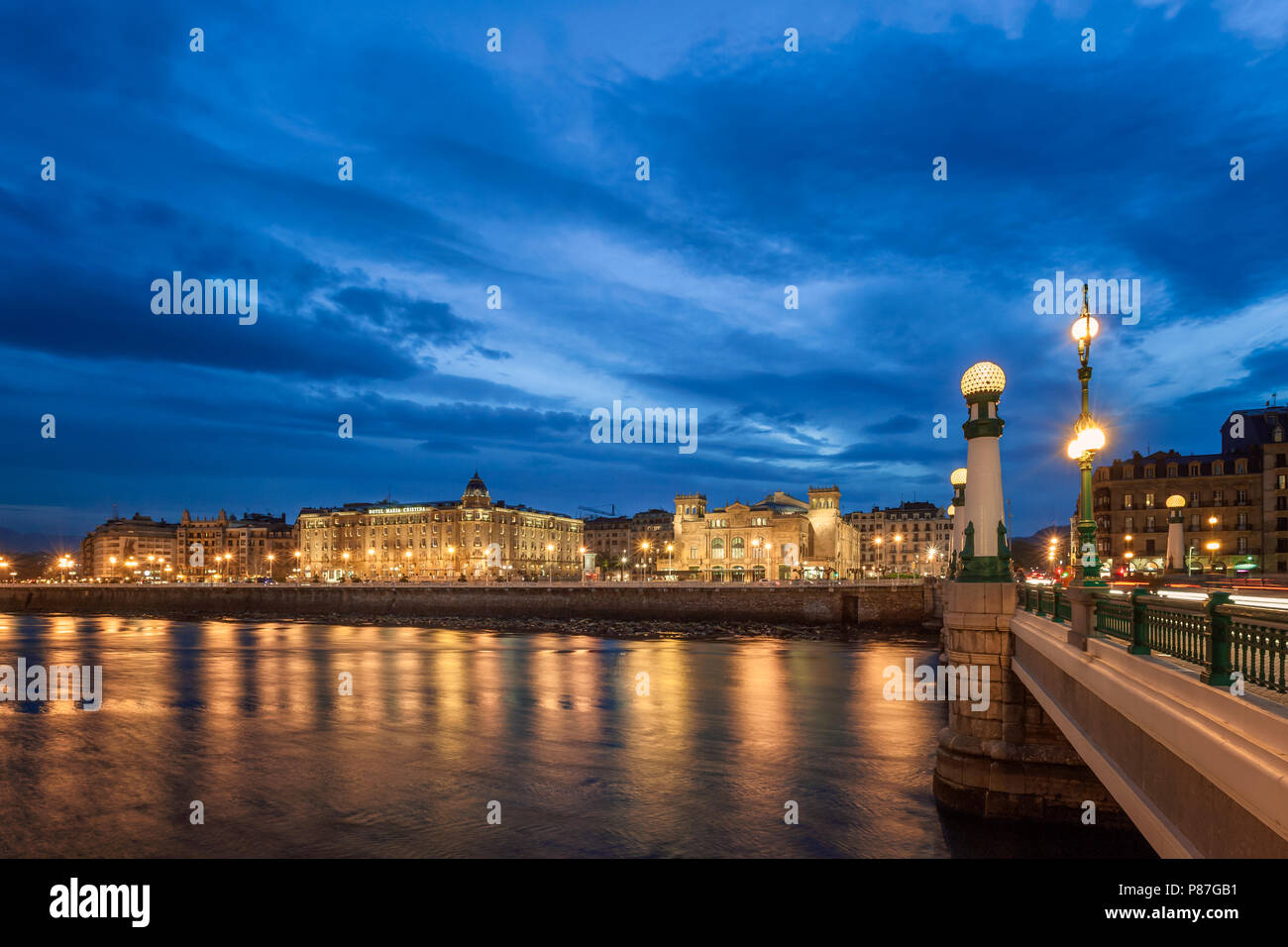 La città di notte vista della città vecchia e il ponte di kursaal shot dal Gros, al di sopra dell'Urumea river. Foto Stock