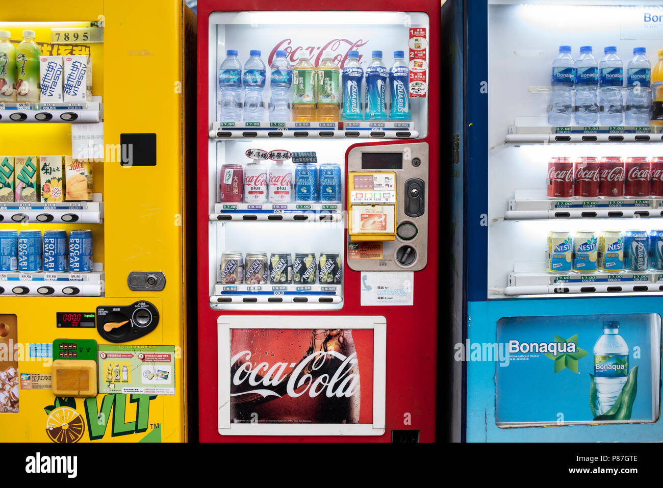 Bevande e soda vending machine in corrispondenza di un edificio industriale di Hong Kong. Foto Stock
