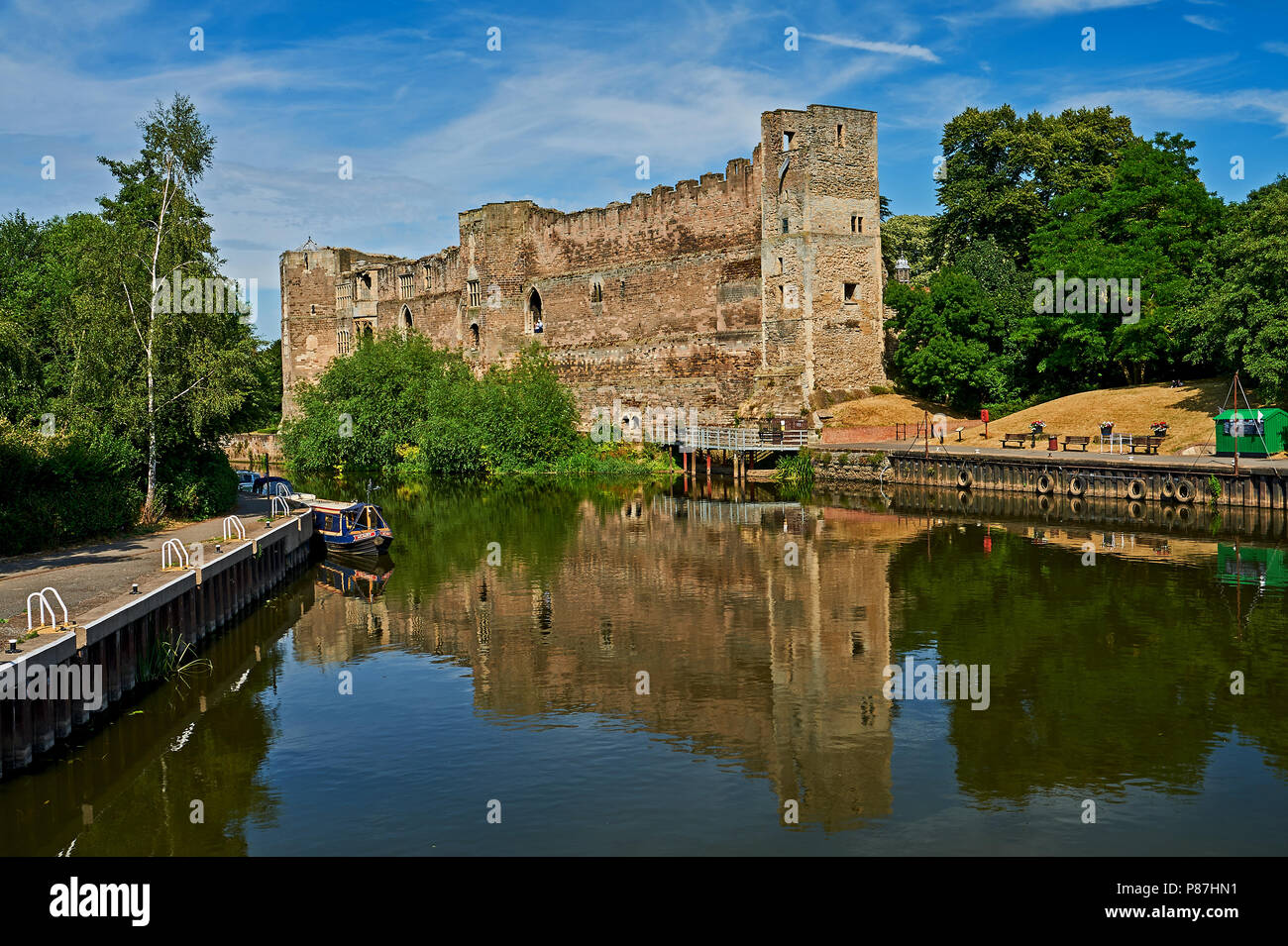 Newark Castle rovine si riflette nel fiume Trent nel Nottinghamshire. Foto Stock
