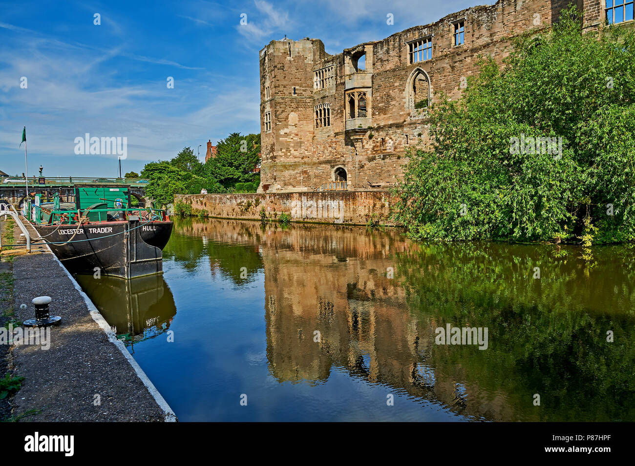 Newark Castle rovine si riflette nel fiume Trent nel Nottinghamshire. Foto Stock