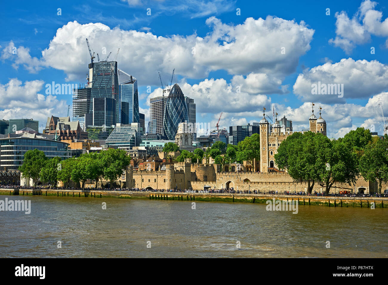 Lo skyline di Londra con vecchi e nuovi edifici tra cui la Torre di Londra e il Gherkin. Foto Stock