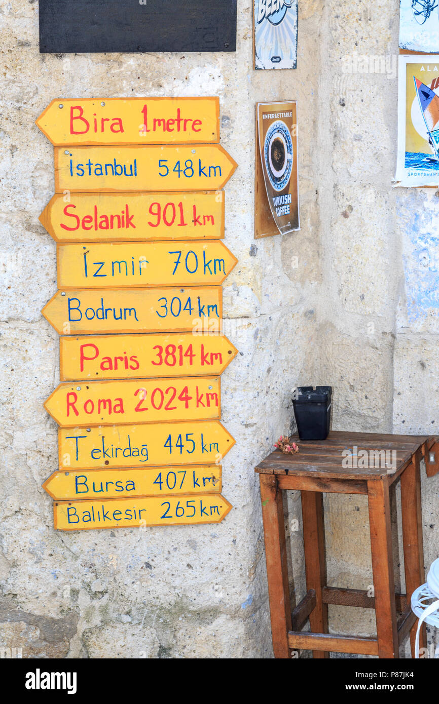 Segnaletica stradale di diverse città della Turchia e il mondo in Alacati, Cesme, Turchia Foto Stock