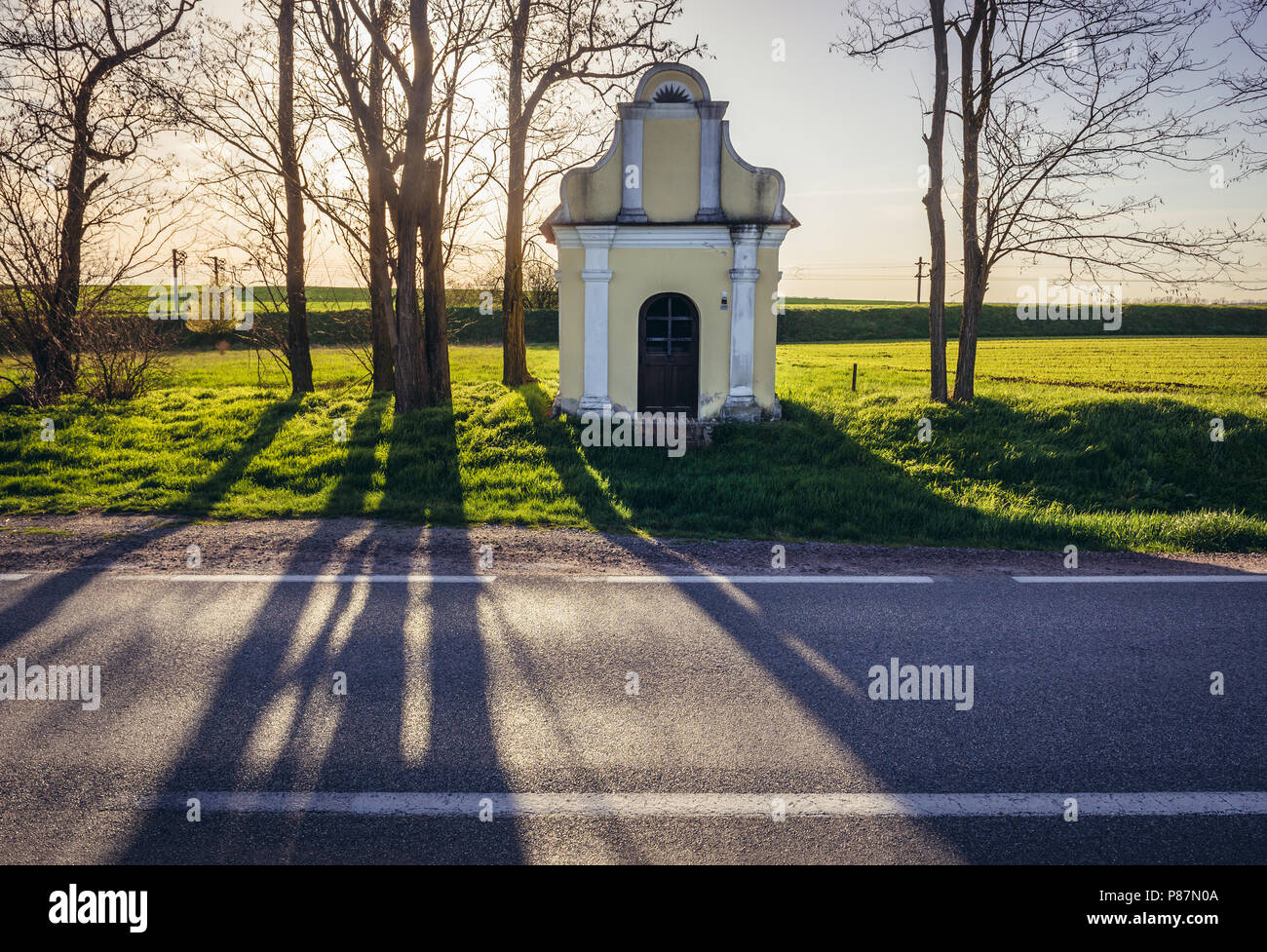 La piccola cappella accanto alla strada tra Hohenau an der Marzo e Rabensburg città in Austria Inferiore Foto Stock