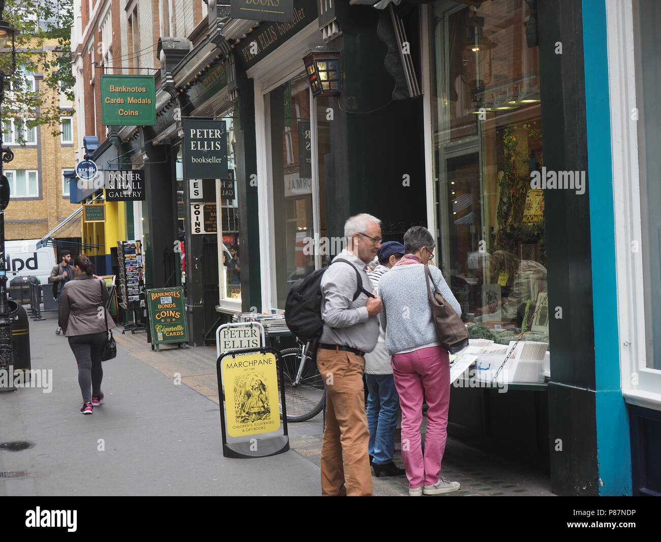Il Cecil Court, un solo pedonale di viale con negozi che vendono articoli per collezionisti, shopping Foto Stock