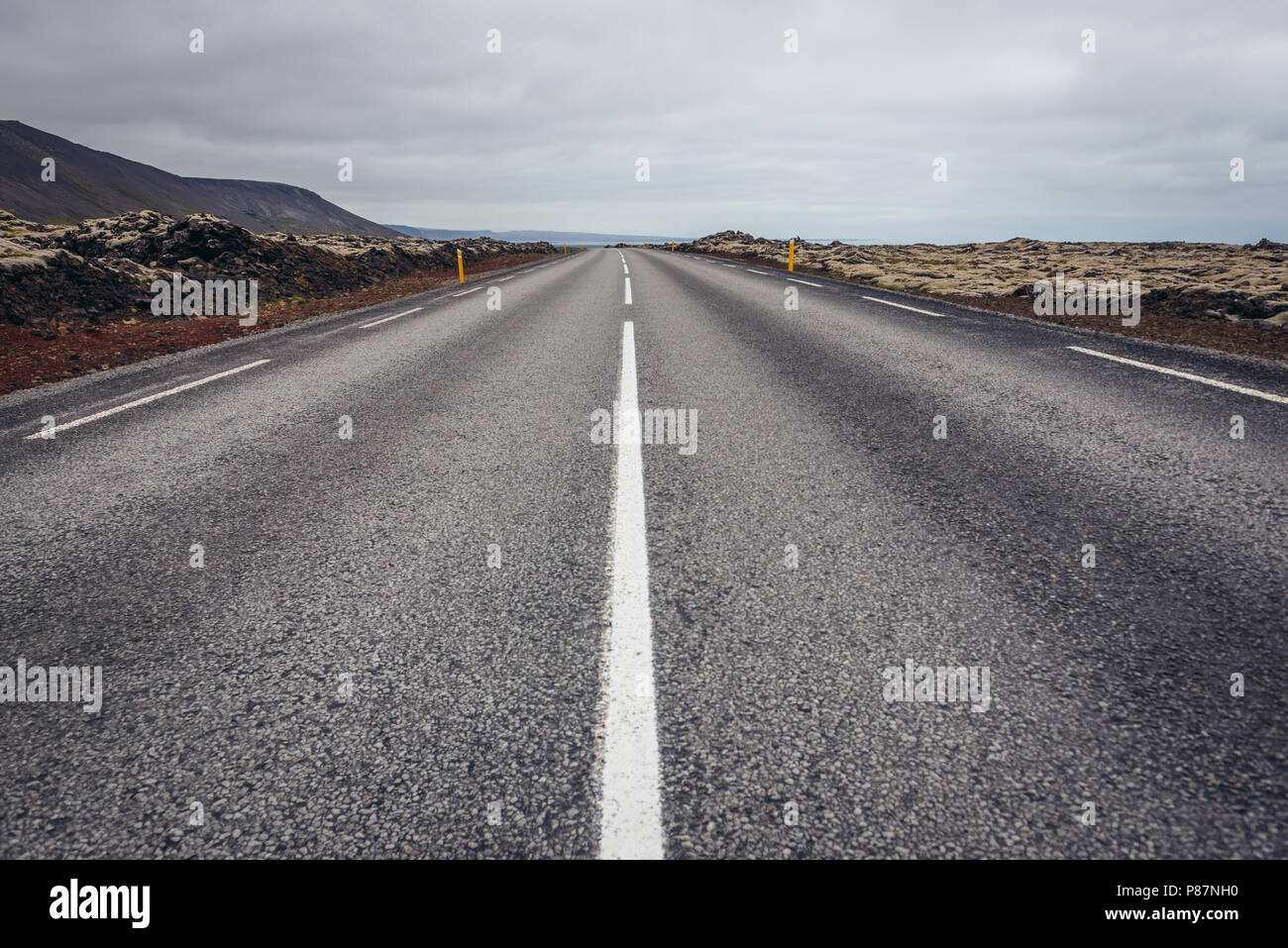 Road 425 tra i campi di lava coperti di muschio su un Reykjanesskagi - penisola meridionale nel sud-ovest dell'Islanda Foto Stock