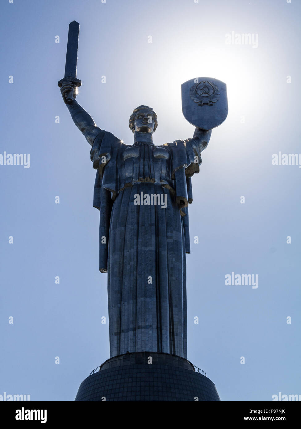 Madre Patria monumento, rivolto verso il sole con l'URSS stemma. Dedicato alle vittime della Seconda guerra mondiale, è una parte del Museo della Grande Guerra Patriottica Foto Stock