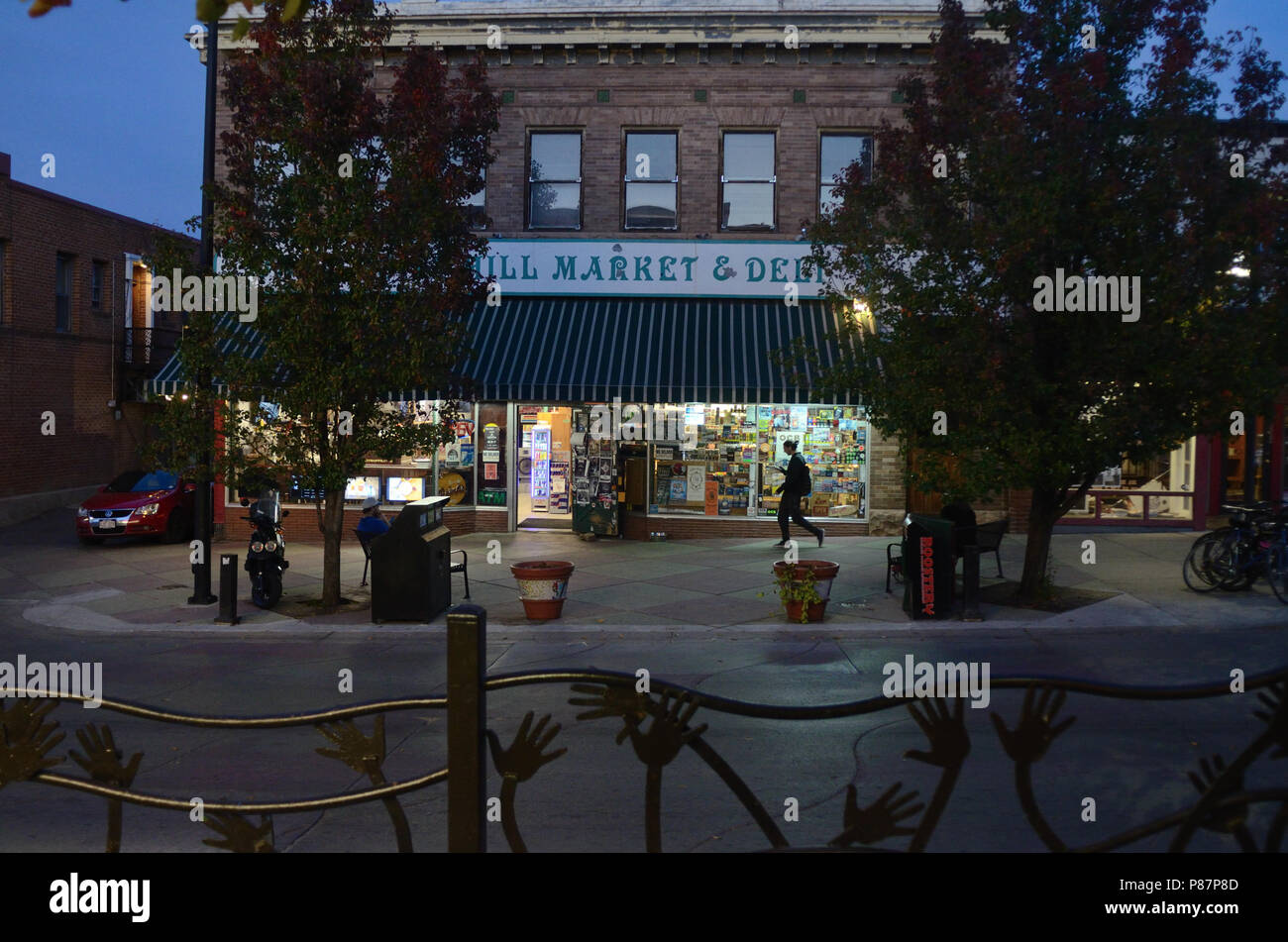 Le mani sono su una ringhiera di fronte al Teatro Fox. Università Hill Mercato e Deli è il tredicesimo San in università area collinare di Boulder CO Foto Stock