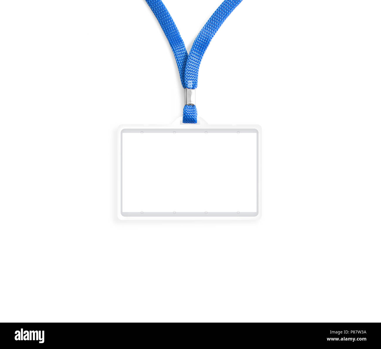 Blank bagde mockup isolato su bianco. Plain vuoto nome tag mock up appesa al collo con una stringa. Identificativi con nastro blu e trasparente di carta di plastica Foto Stock