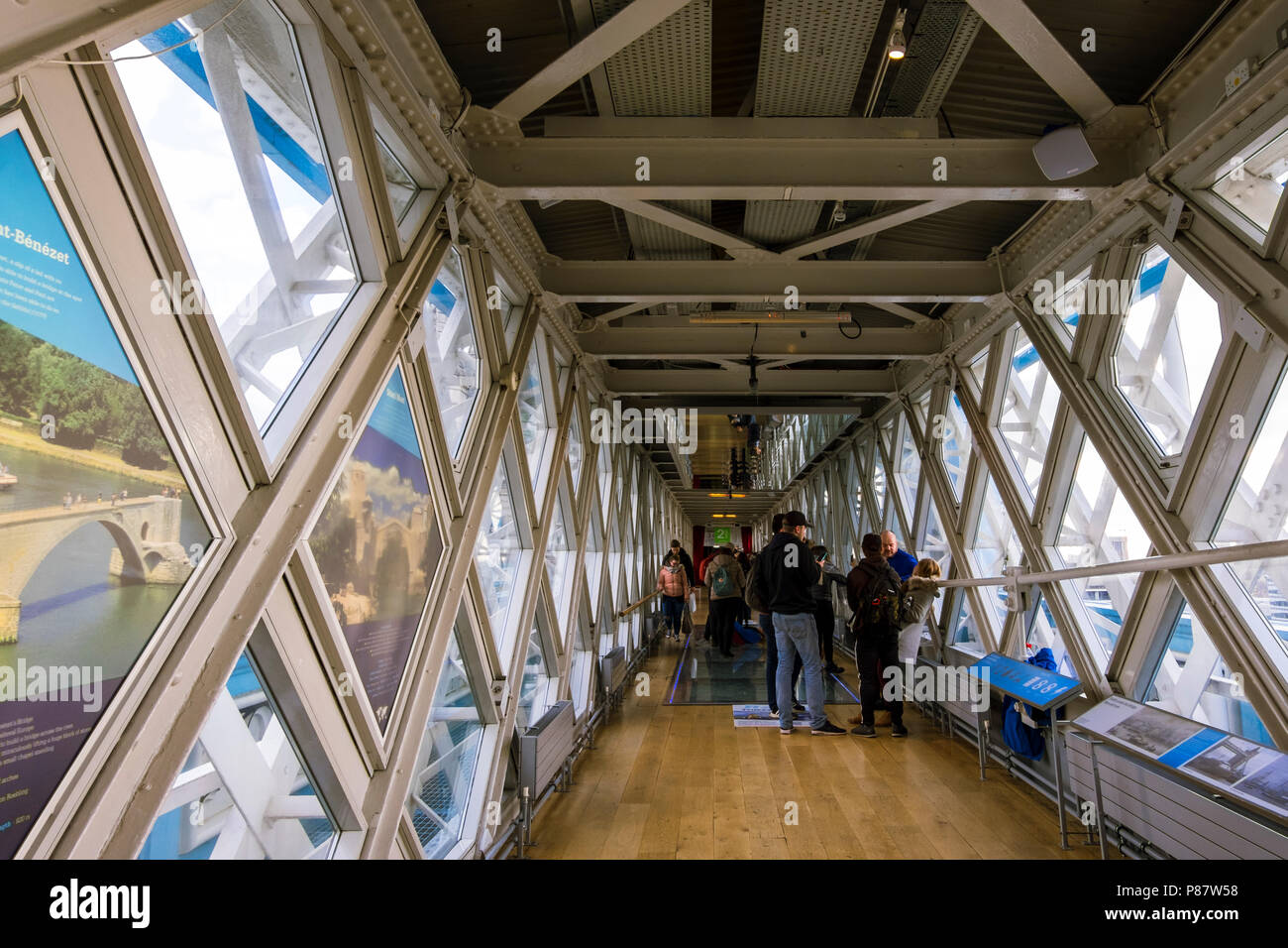 LONDON, Regno Unito - 20 Marzo 2018: le persone che visitano un exhition. Vista interna del Tower Bridge deck superiore. Londra, Regno Unito Foto Stock