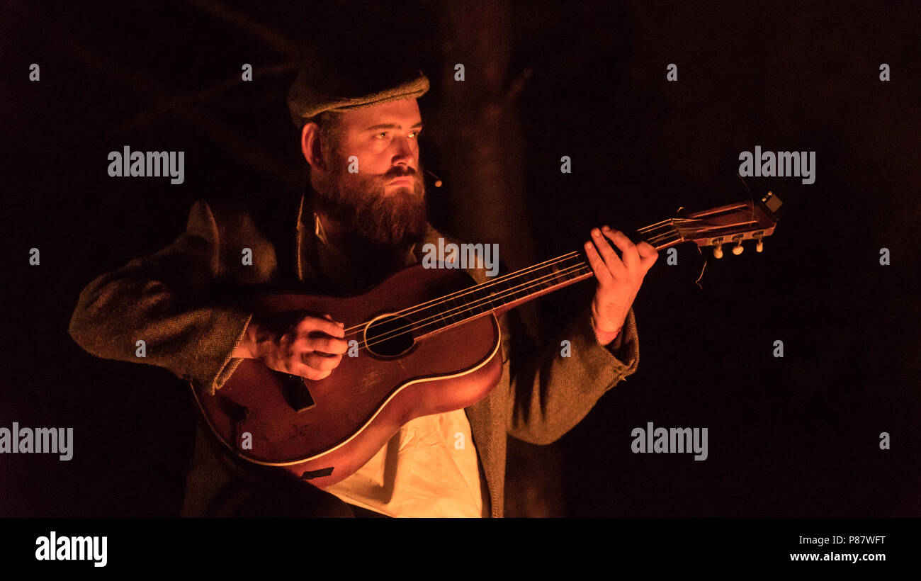 Nathaniel Mann strimpella la sua chitarra nella mostra ' Tre e legno ' Foto Stock