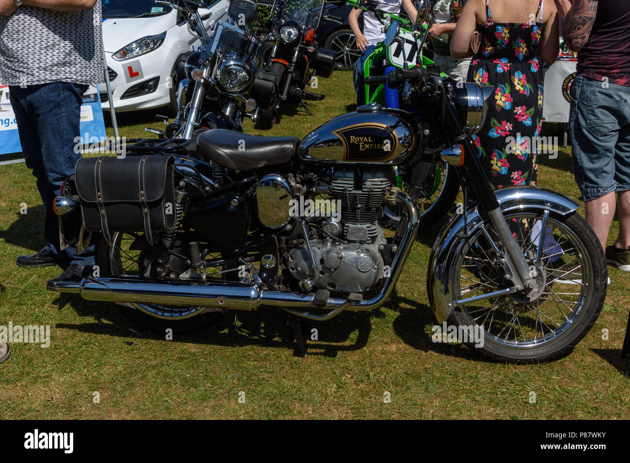 Classic old Royal Enfield motorcylce sul display presso le forze armate celebrazione nel weekend di Trowbridge park Foto Stock