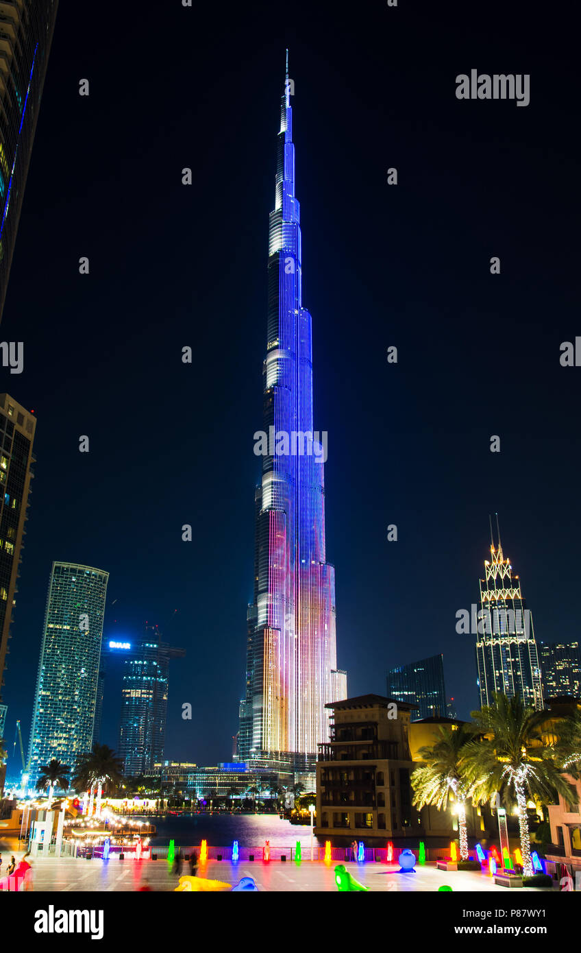 Dubai, Emirati Arabi Uniti - 18 Maggio 2018: Light show su Burj Khailfa, l'edificio più alto del mondo, passando ad alta circa il centro cittadino di Dubai a nig Foto Stock