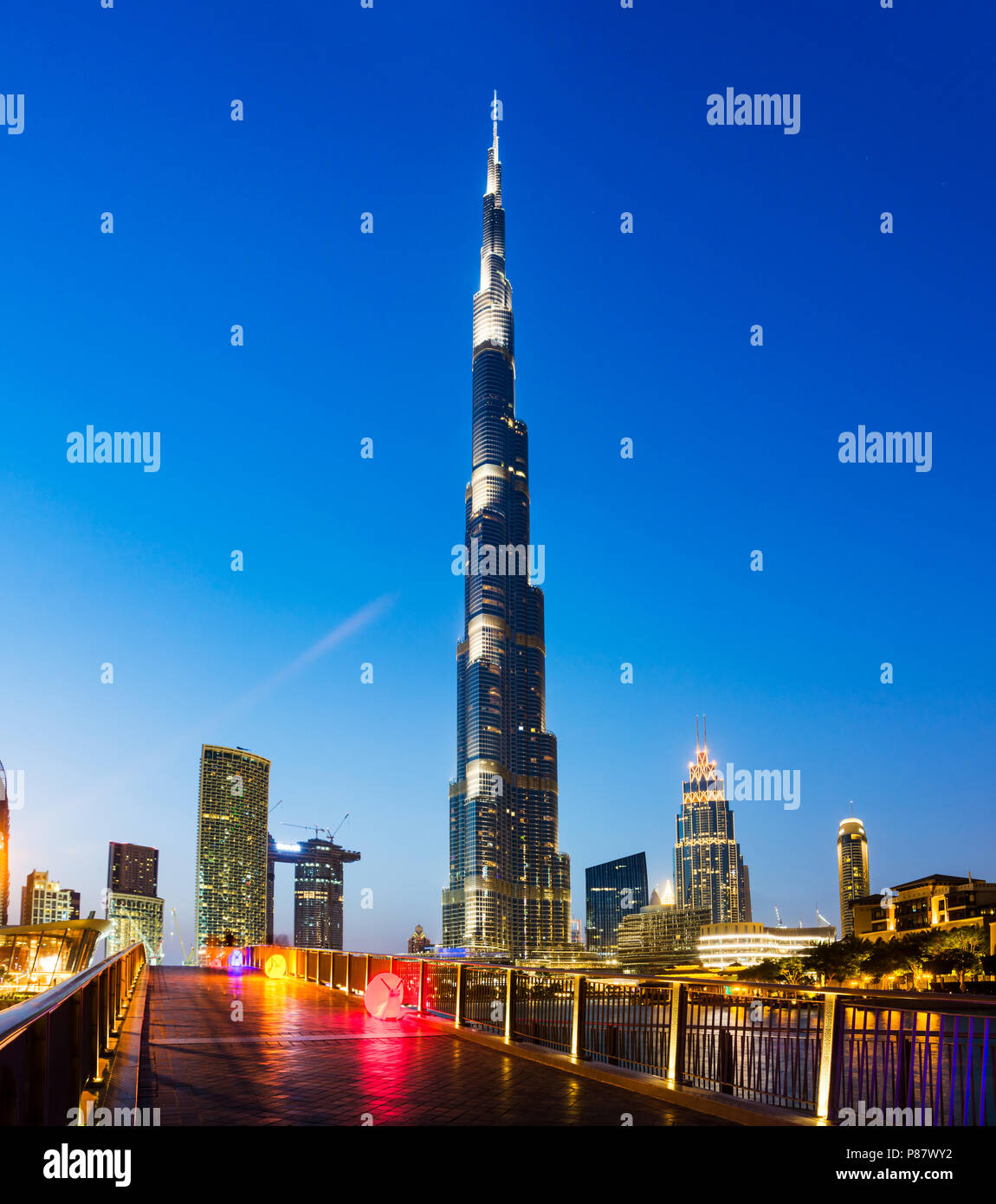 Dubai, Emirati Arabi Uniti - 18 Maggio 2018: Burj Khailfa, l'edificio più alto del mondo, passando ad alta circa il centro di Dubai di notte Foto Stock