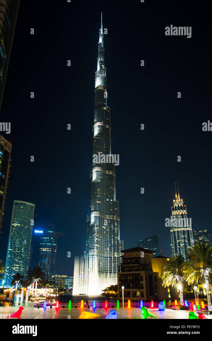 Dubai, Emirati Arabi Uniti - 18 Maggio 2018: Burj Khailfa, l'edificio più alto del mondo, passando ad alta circa il centro cittadino di Dubai durante la notte con il fo Foto Stock