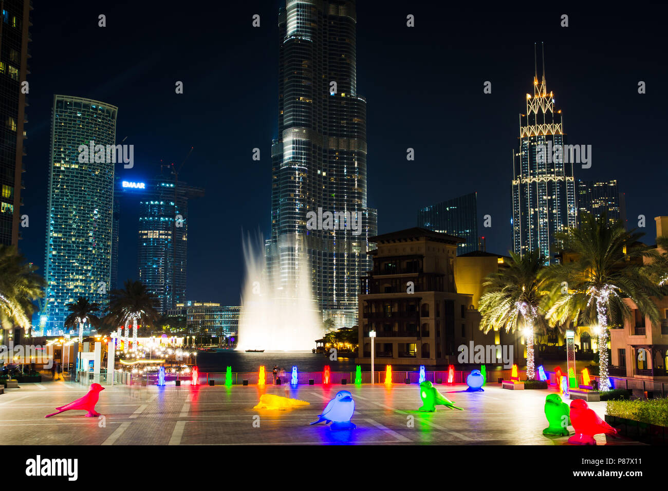 Dubai, Emirati Arabi Uniti - 18 Maggio 2018: Burj Khailfa, l'edificio più alto del mondo, passando ad alta circa il centro cittadino di Dubai durante la notte con il fo Foto Stock