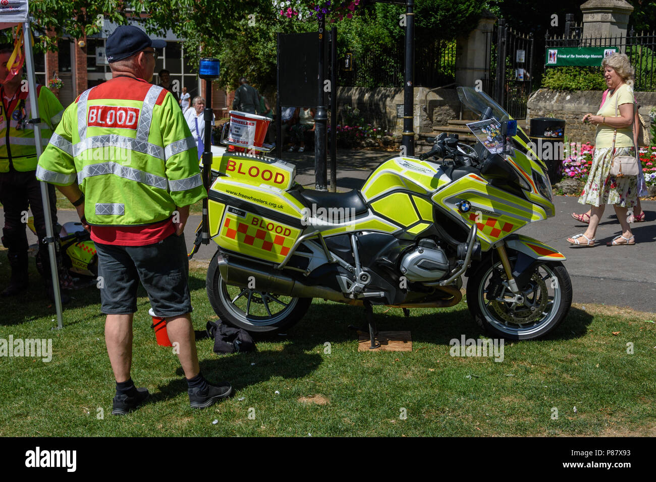 Moto del sangue e attività di volontariato presso il proprio stand in Trowbridge park per le forze armate celebrazione fine settimana Foto Stock