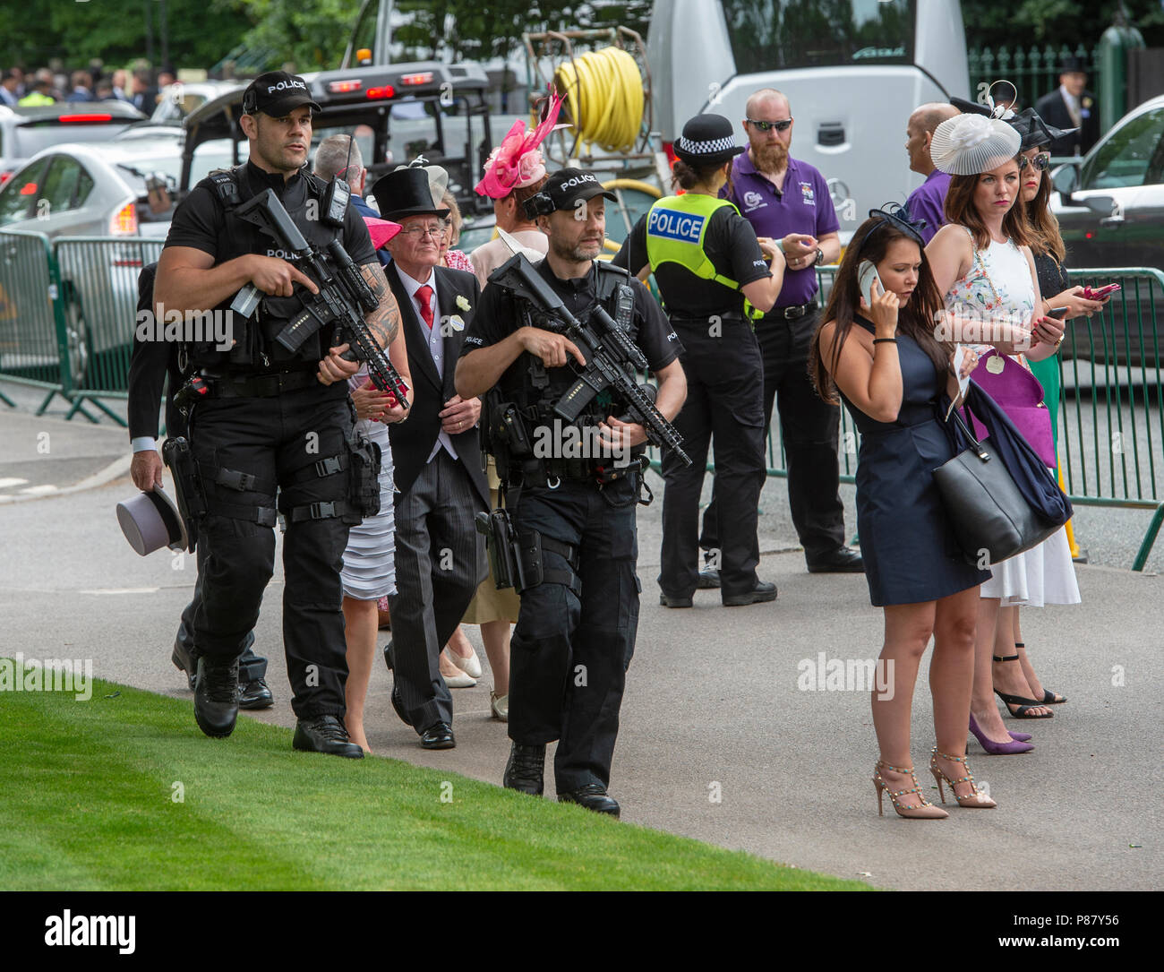 La polizia armati pattugliano l'ingresso al giorno 2 del Royal Ascot. Foto Stock