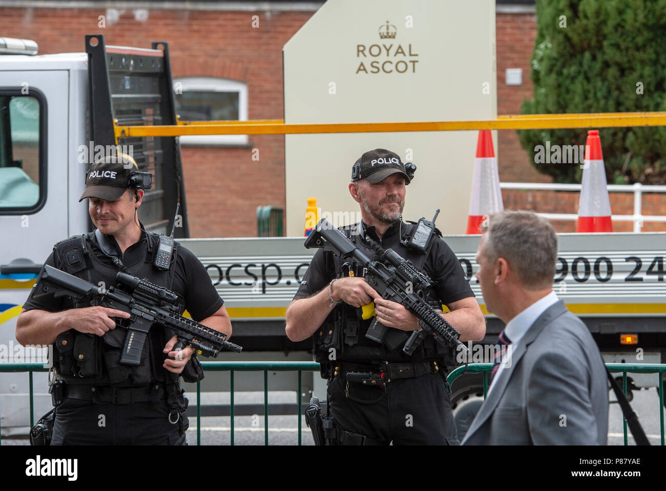 Armati di pattuglia di polizia Ascot High Street proteggendo i visitatori del Royal Ascot gara incontro. Foto Stock